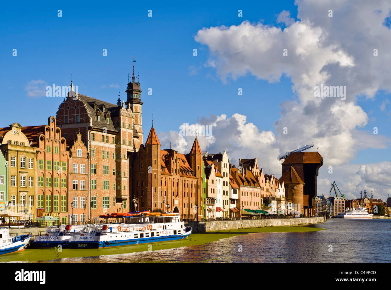 Vista a lo largo de la costa de Gdansk, Polonia con Żuraw, (la grúa) en la media distancia Foto de stock
