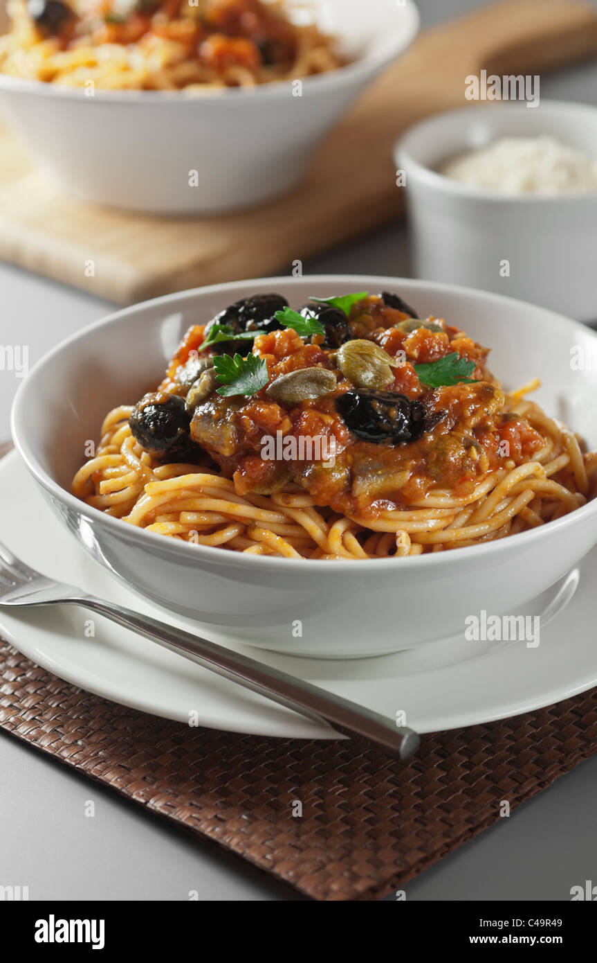 Spaghetti alla puttanesca comida italiana Foto de stock
