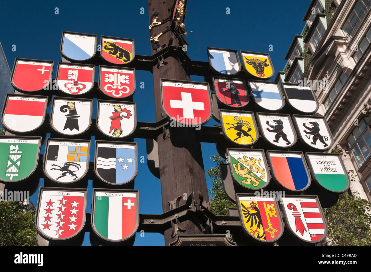 Signo de árbol Cantonal de cantones suizos al tribunal suizo de Leicester Square, Londres, Gran Bretaña. Foto de stock