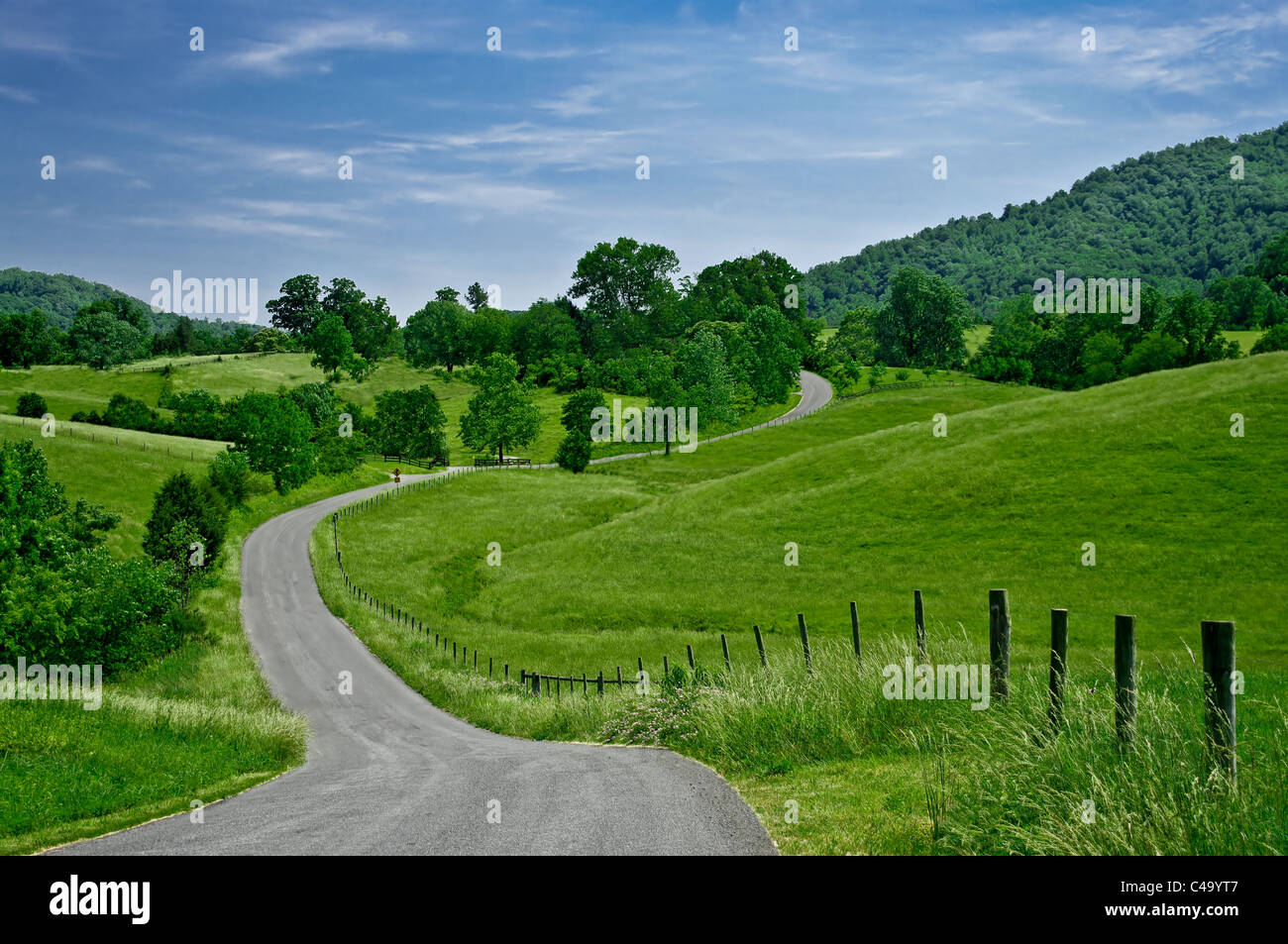 Desviación: menos transitada carretera serpentea a través de las estribaciones de las montañas Blue Ridge en Virginia Occidental. Foto de stock