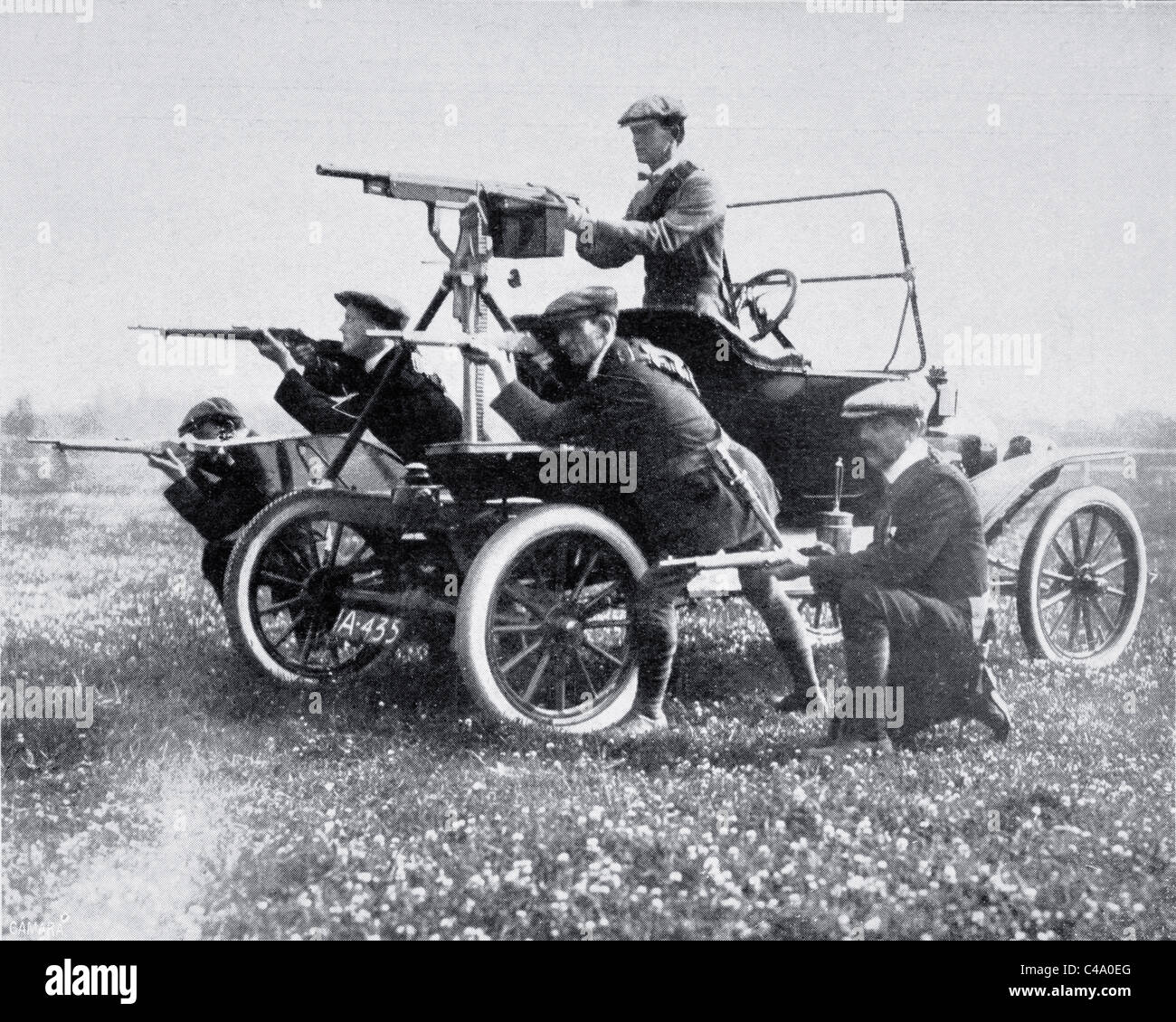 Los miembros de la Fuerza Voluntaria del Ulster con ametralladora móvil, fotografiado en 1914 durante la crisis autonómico. Foto de stock