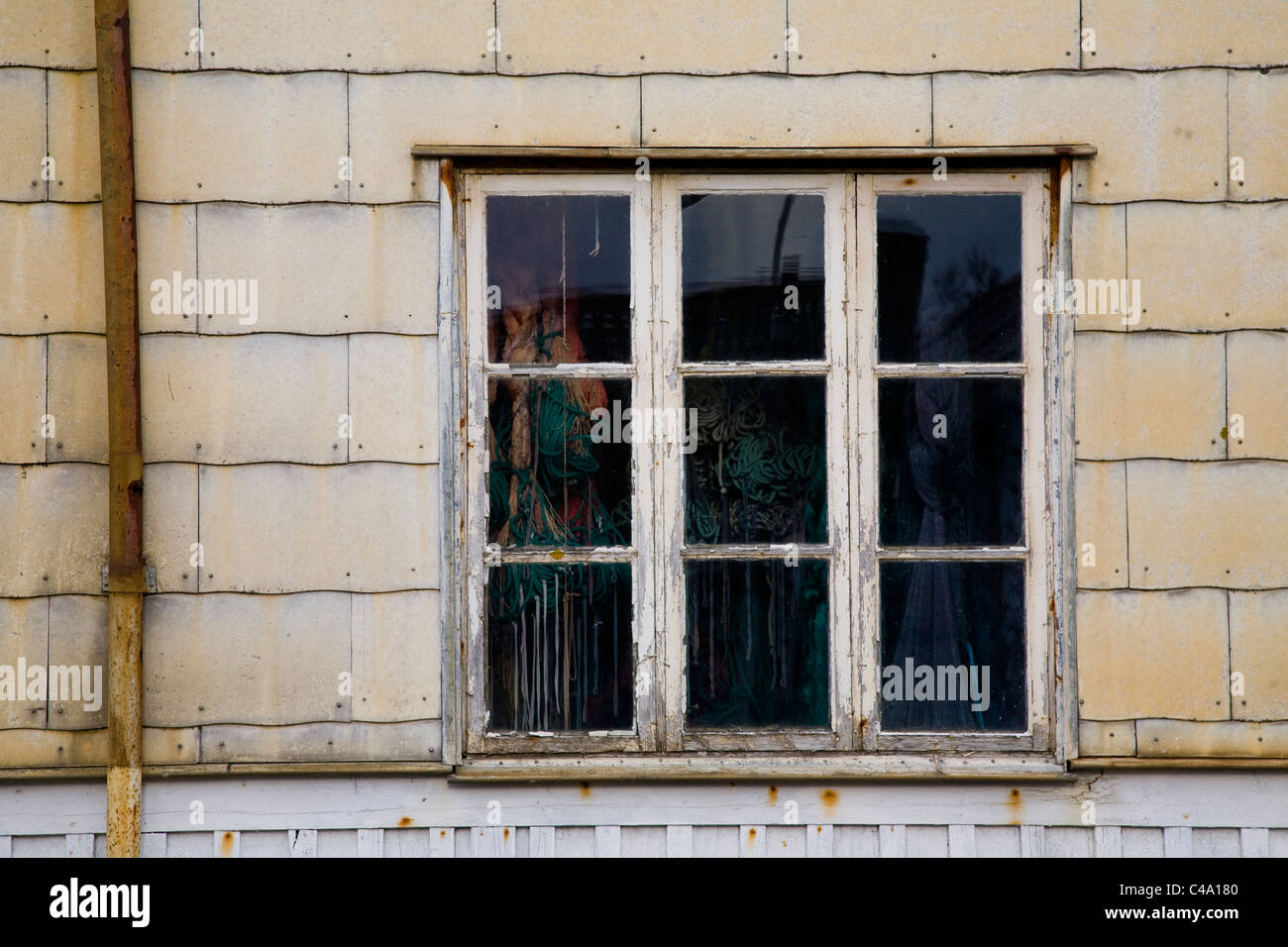 Fotografía de una ventana única en una casa de Noruega Foto de stock