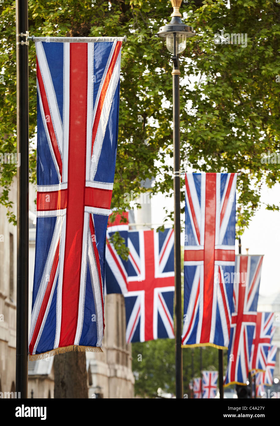 Union Jack banderas colgando en Whitehall, Londres, Gran Bretaña. Foto de stock