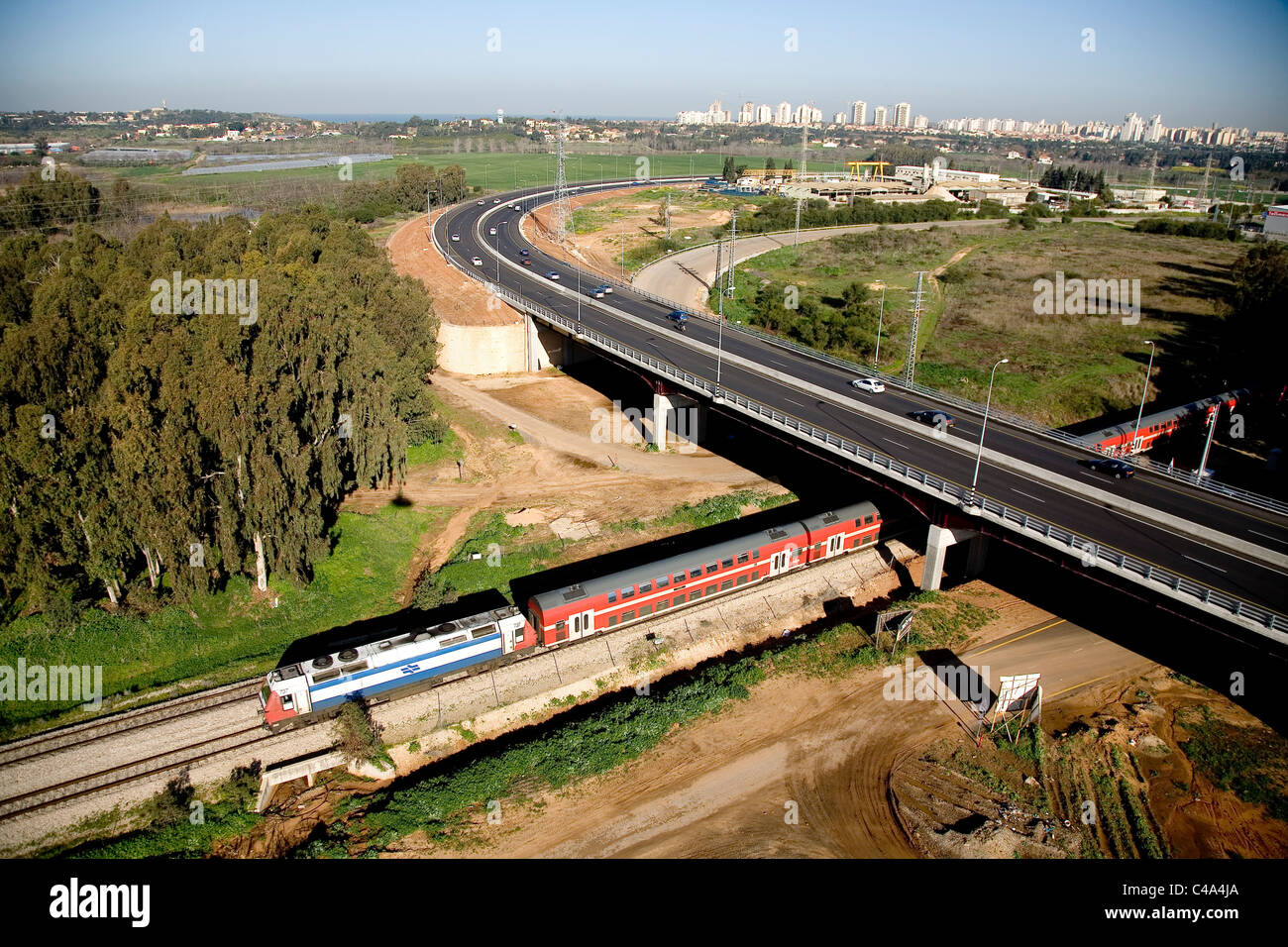 Fotografía aérea de un tren que pasa por debajo de un puente cerca de la aldea de Beit Yehoshua en el Sharon Foto de stock