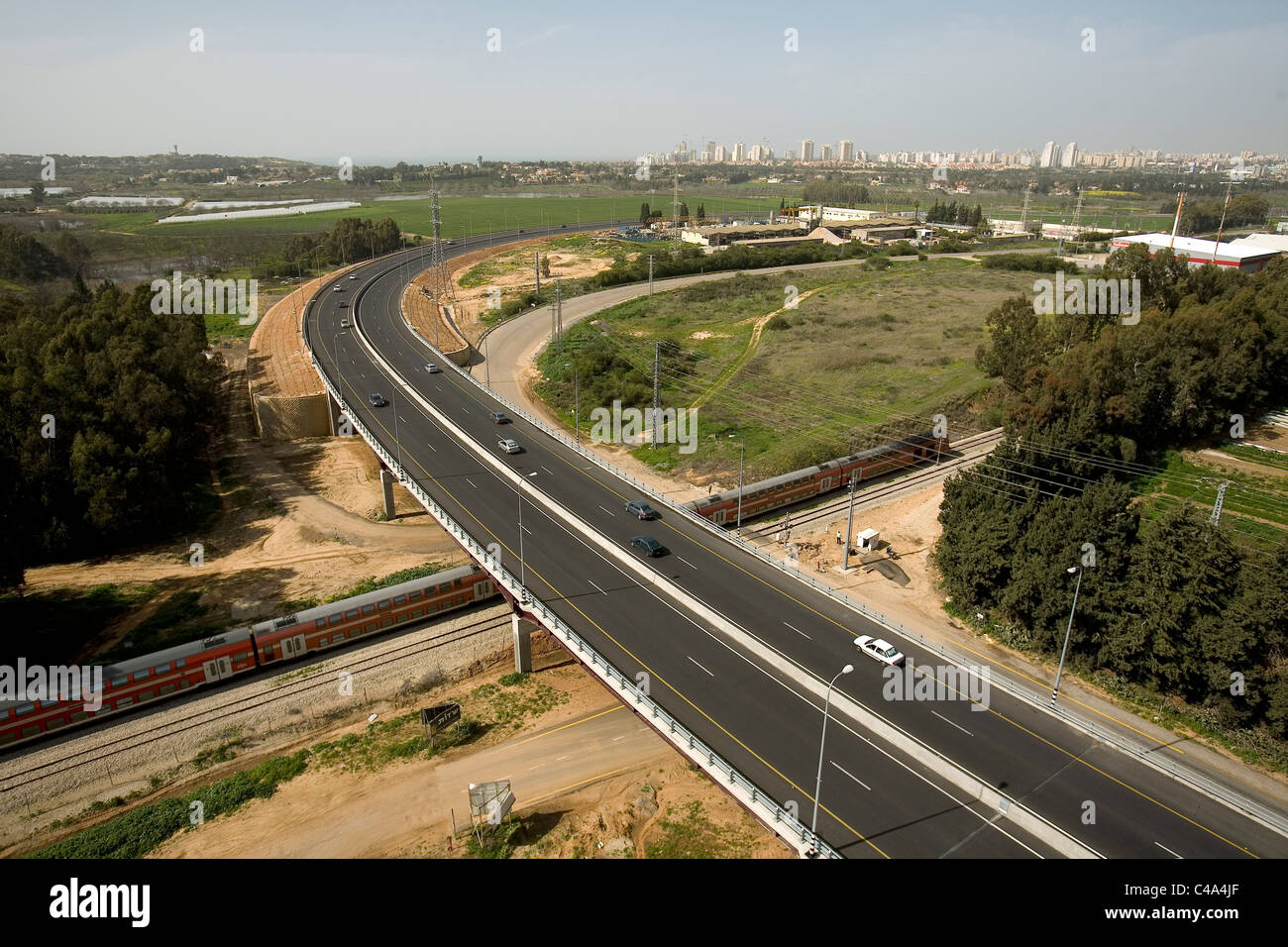 Fotografía aérea de un tren que pasa por debajo de un puente cerca de la aldea de Beit Yehoshua en el Sharon Foto de stock