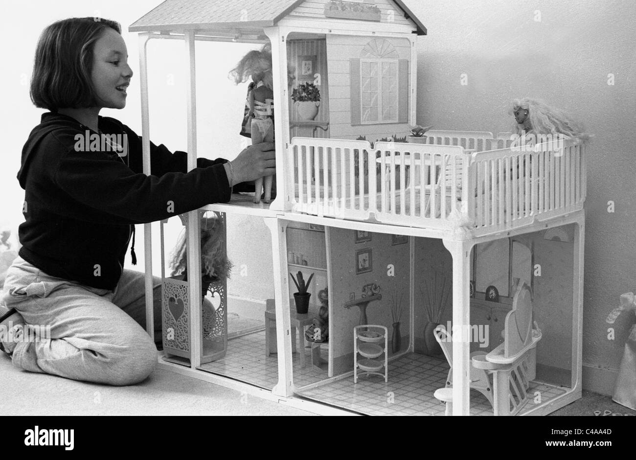1980 : nostalgia: niña jugando con las muñecas Barbie house Fotografía de  stock - Alamy