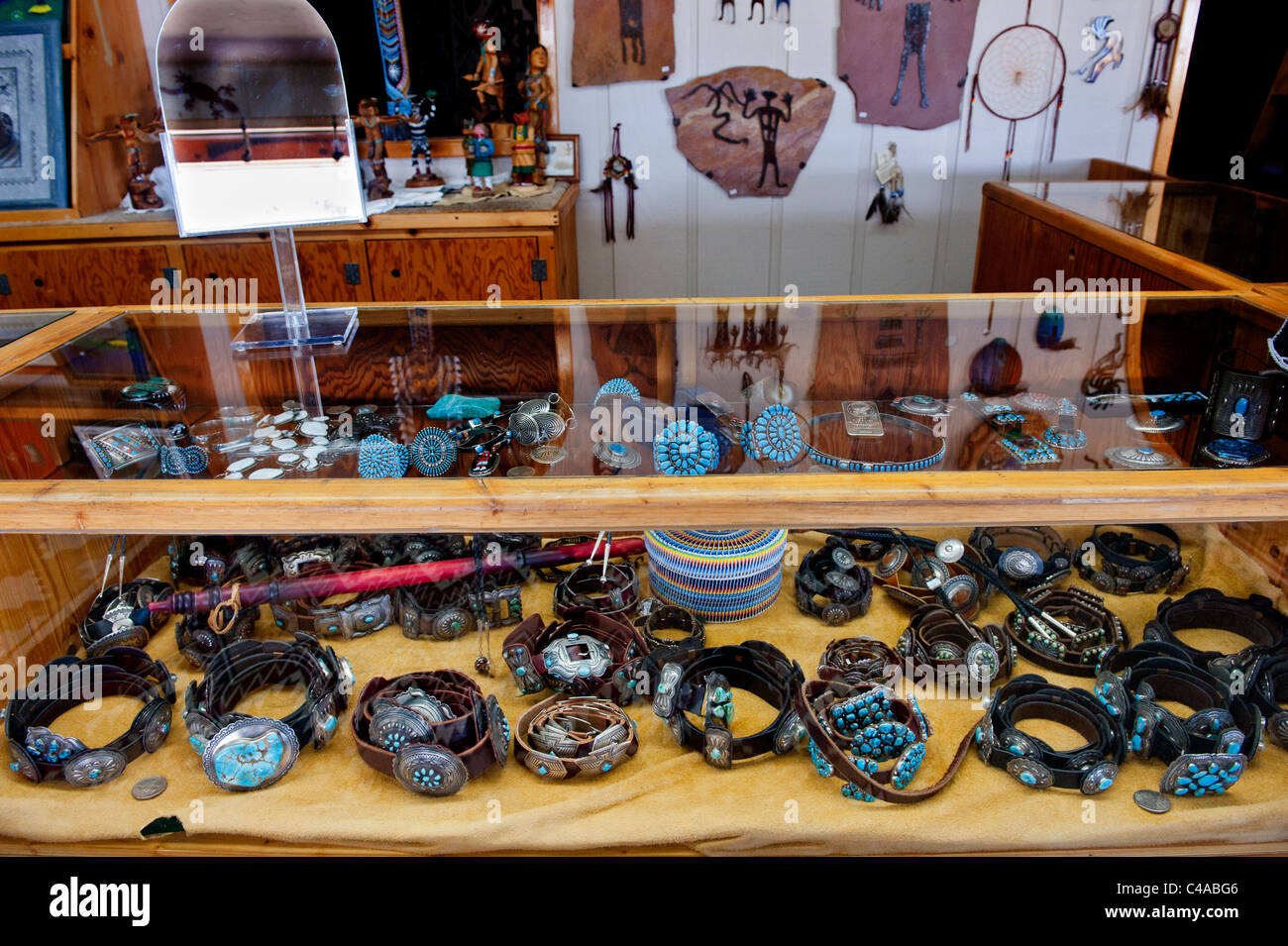 Nativos Americanos turquesa y joyería de plata en exhibición en un puesto  comercial. Cinturones de concha, principalmente Navajo Fotografía de stock  - Alamy