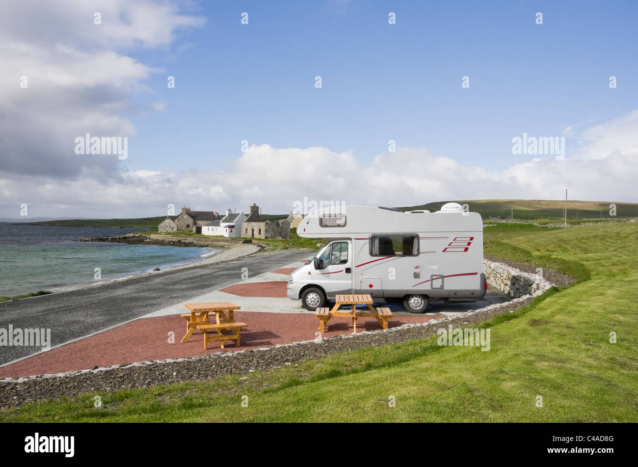 Uyeasound, Unst, Islas Shetland, Escocia, Reino Unido. Motorhome en Gardiesfauld albergue camping por el mar. Foto de stock