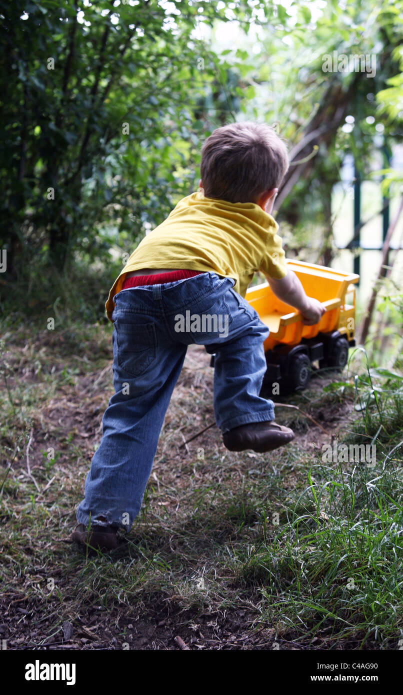 Un niño jugar afuera con un juguete Tonka. Redcar, Reino Unido. Foto de stock