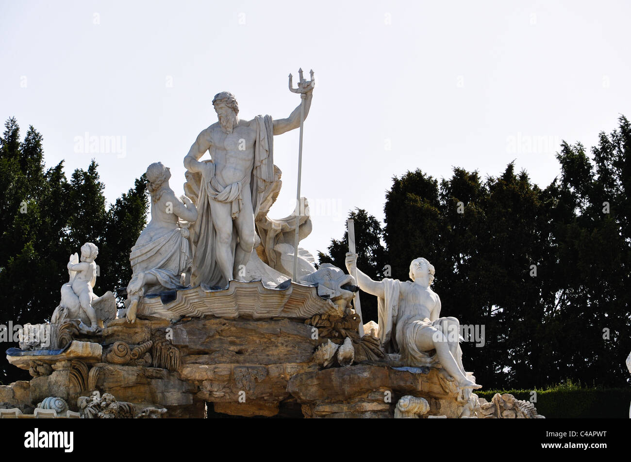 Estatua del dios griego Neptuno en una fuente en Viena Foto de stock