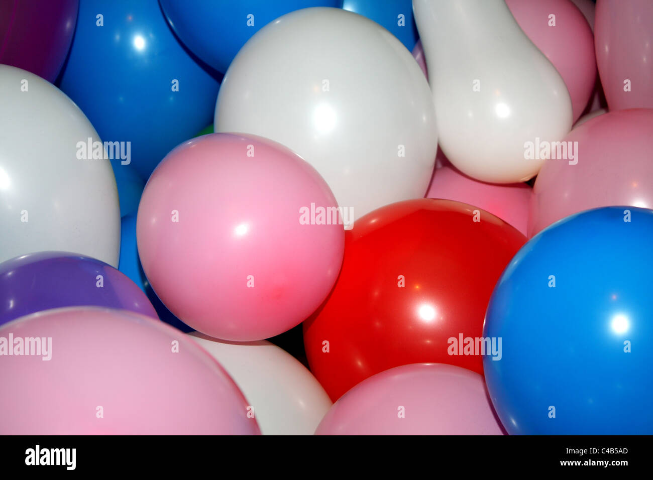 Una fiesta con muchos globos de colores colgando del techo o en el suelo,  perfecto para una fiesta de cumpleaños de childs Fotografía de stock - Alamy