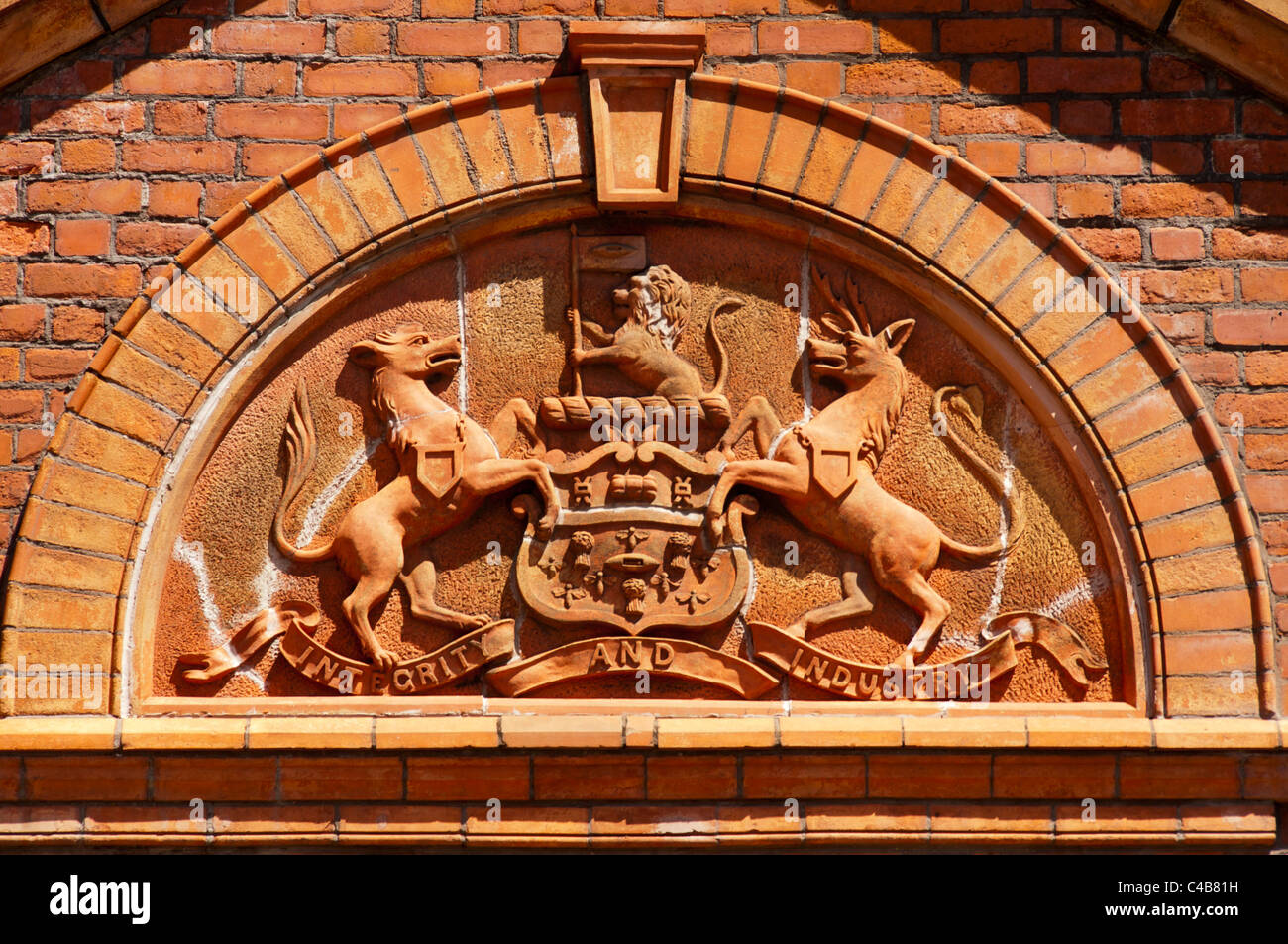 Crest en la entrada a la antigua Casa de Hospedaje modelo corporación Salford, Bloom Street, Salford, Manchester, Inglaterra, Reino Unido. Foto de stock