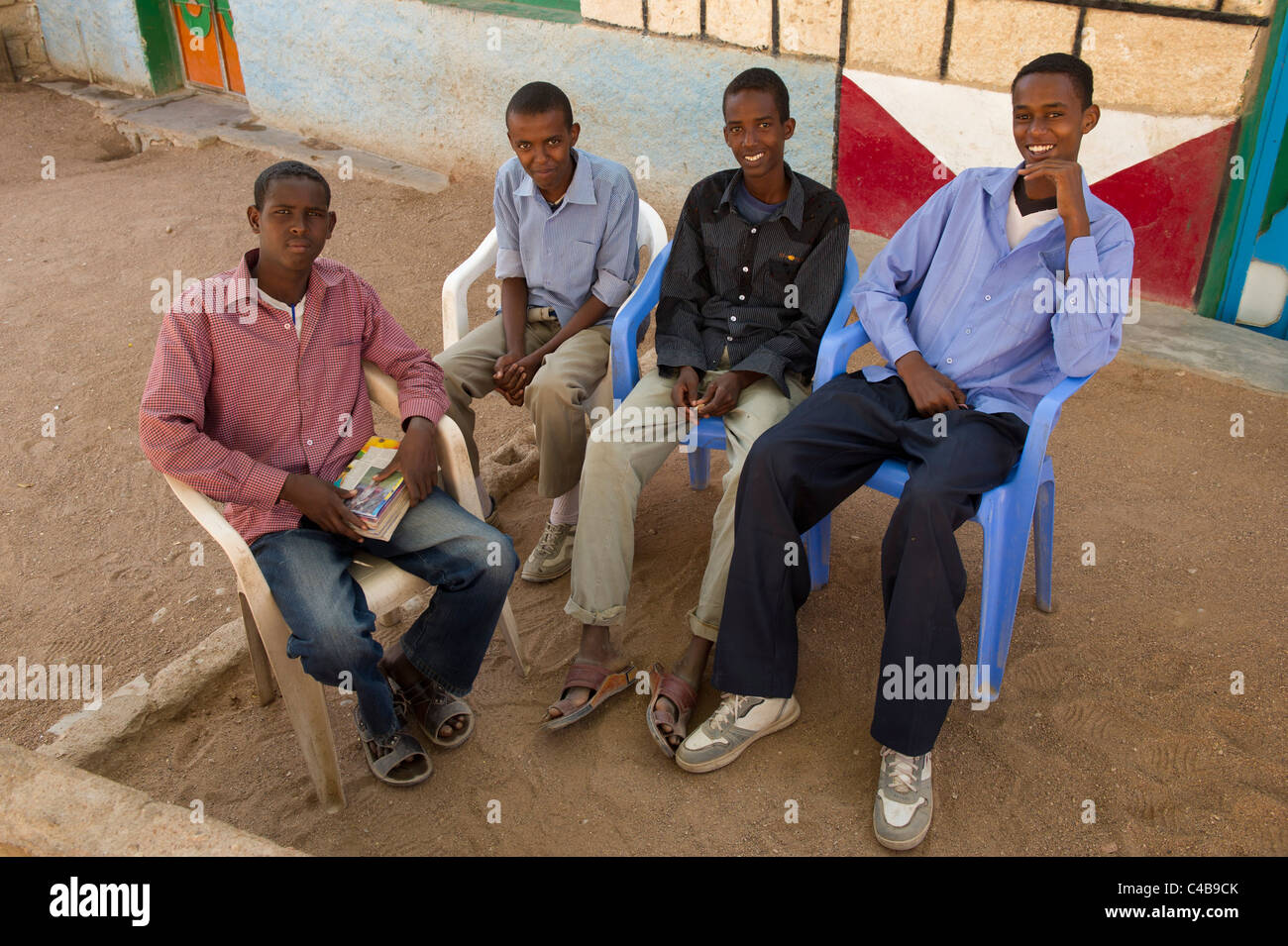 Los muchachos sentados en la calle Barao, Somalilandia, Somalia Foto de stock