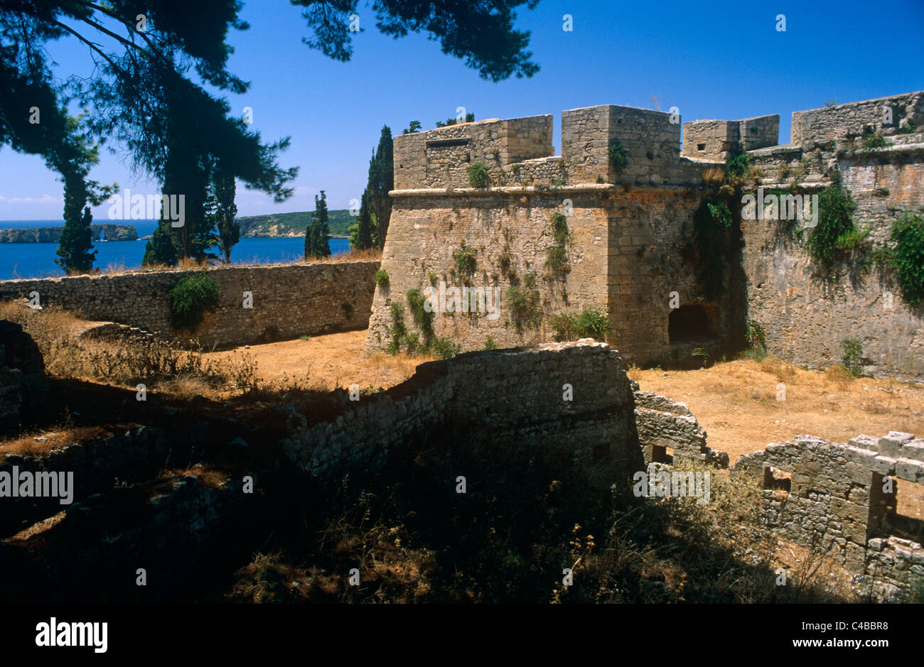 Grecia, Peloponeso, Mesenia, Pylos. Construido por los turcos en el1570s, Pylos's Neo Kastro, o 'New Castle', tiene vistas a la bahía de Navarino, o Ormos Navarinou. Foto de stock