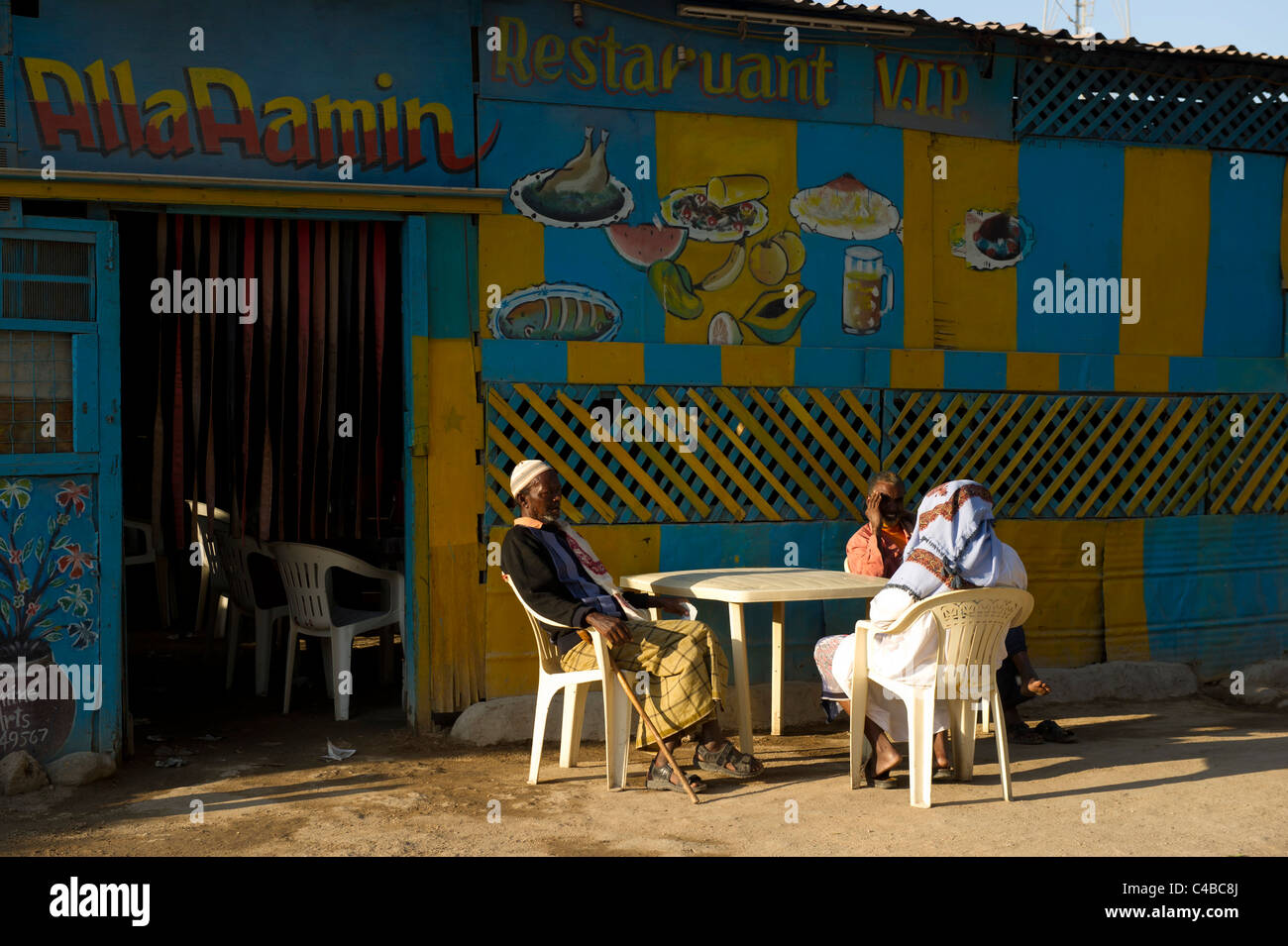 Hombres sentados afuera de un restaurante, Berbera, Somalilandia, Somalia Foto de stock