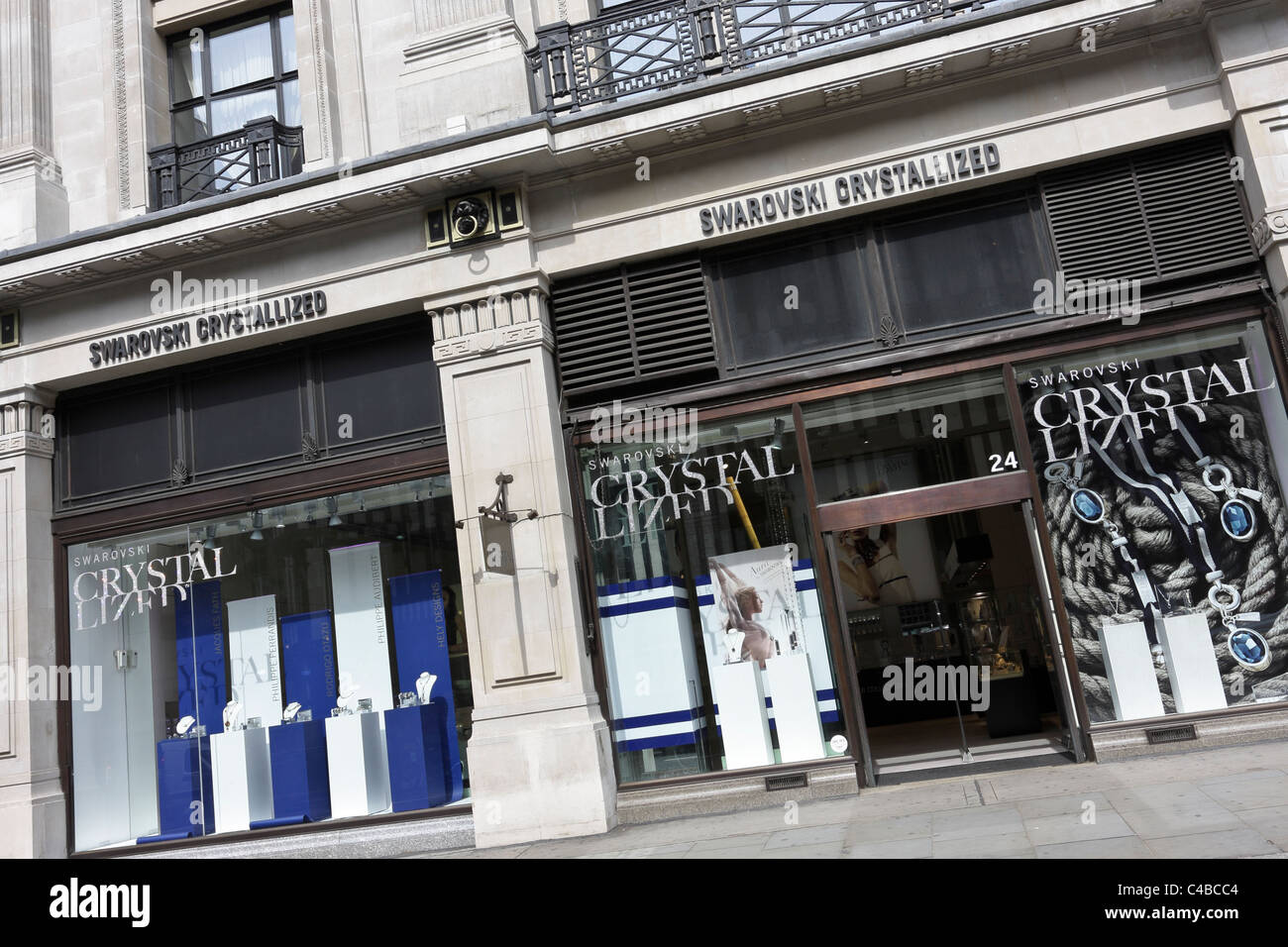 Distribuidor de cristal Swarovski,uno de sus West End tienda venta de  fachadas, visto aquí en un aspecto ligeramente angulado Fotografía de stock  - Alamy