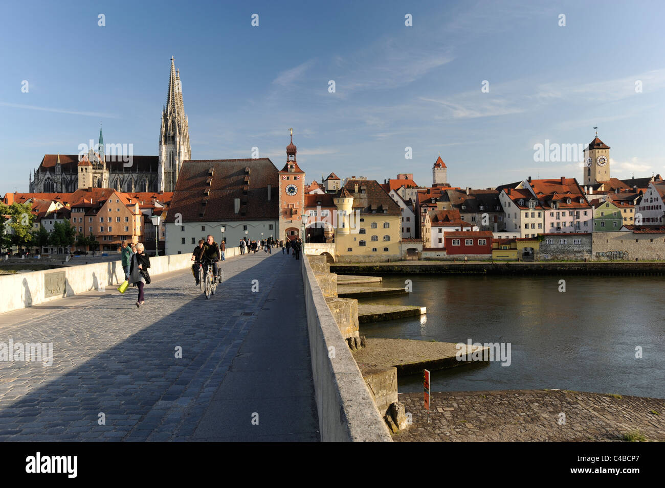 La antigua y famosa ciudad bávara de Regensburg, en Alemania, con el casco antiguo y las casas medievales Foto de stock