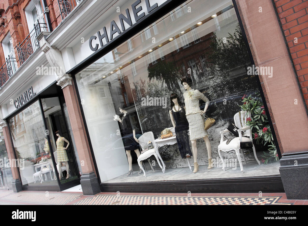Chanel outlet fotografías e imágenes de alta resolución - Alamy