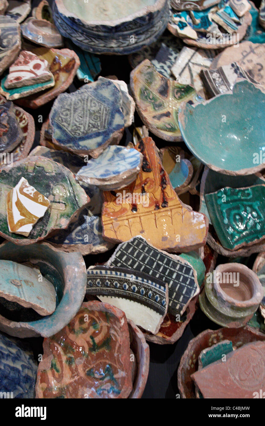 Mameluco Fatimid y fragmentos de cerámica que valen £10.000 formando parte de un Christies subasta de arte islámico e Indio Foto de stock
