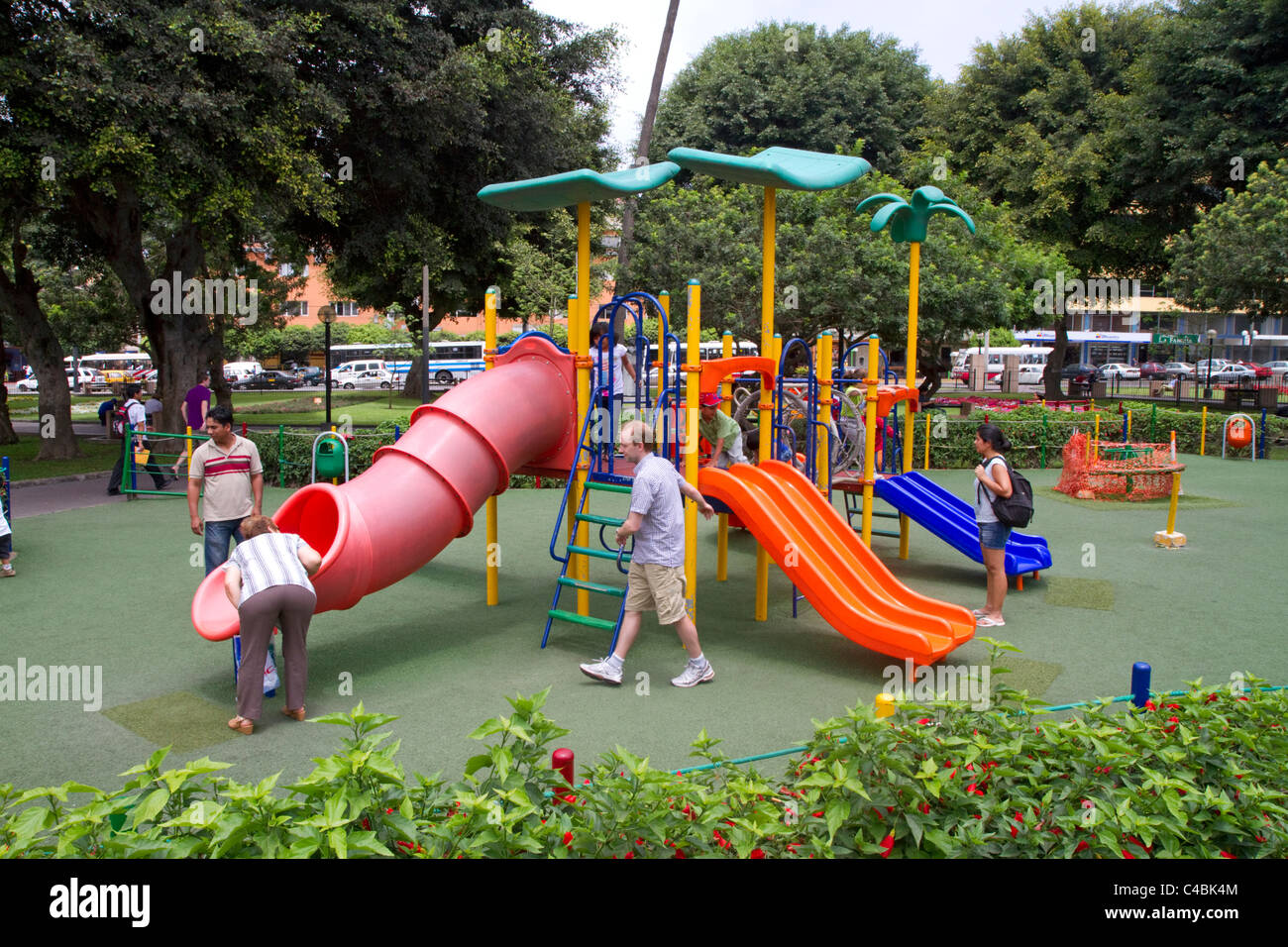 Equipo de recreo en el Parque Central del distrito de Miraflores de Lima, Perú. Foto de stock