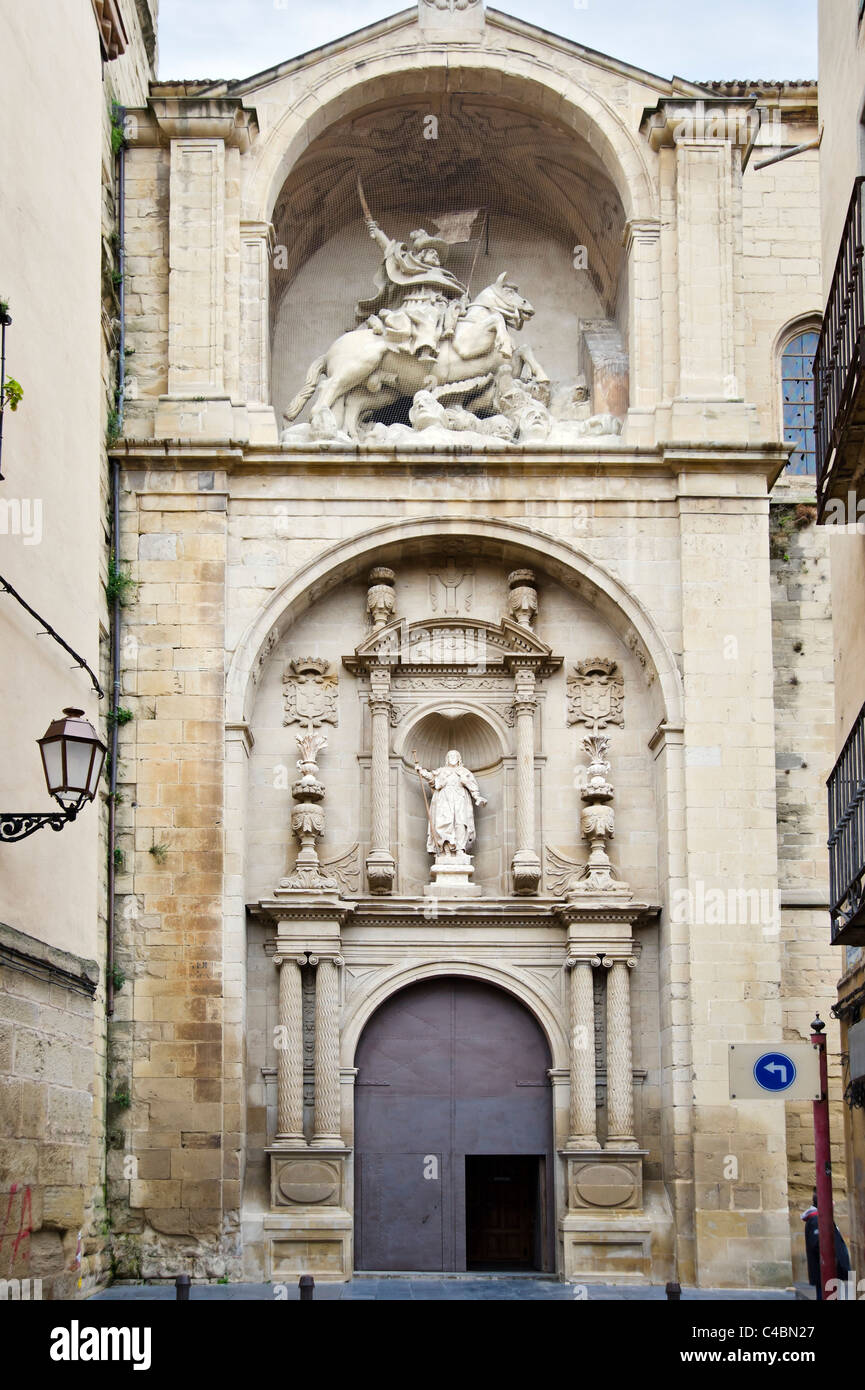Entrada a la Iglesia de Santiago (Iglesia de Santiago el real) con la estatua de San Jacobo (Santiago), Logroño, La Rioja, España Foto de stock
