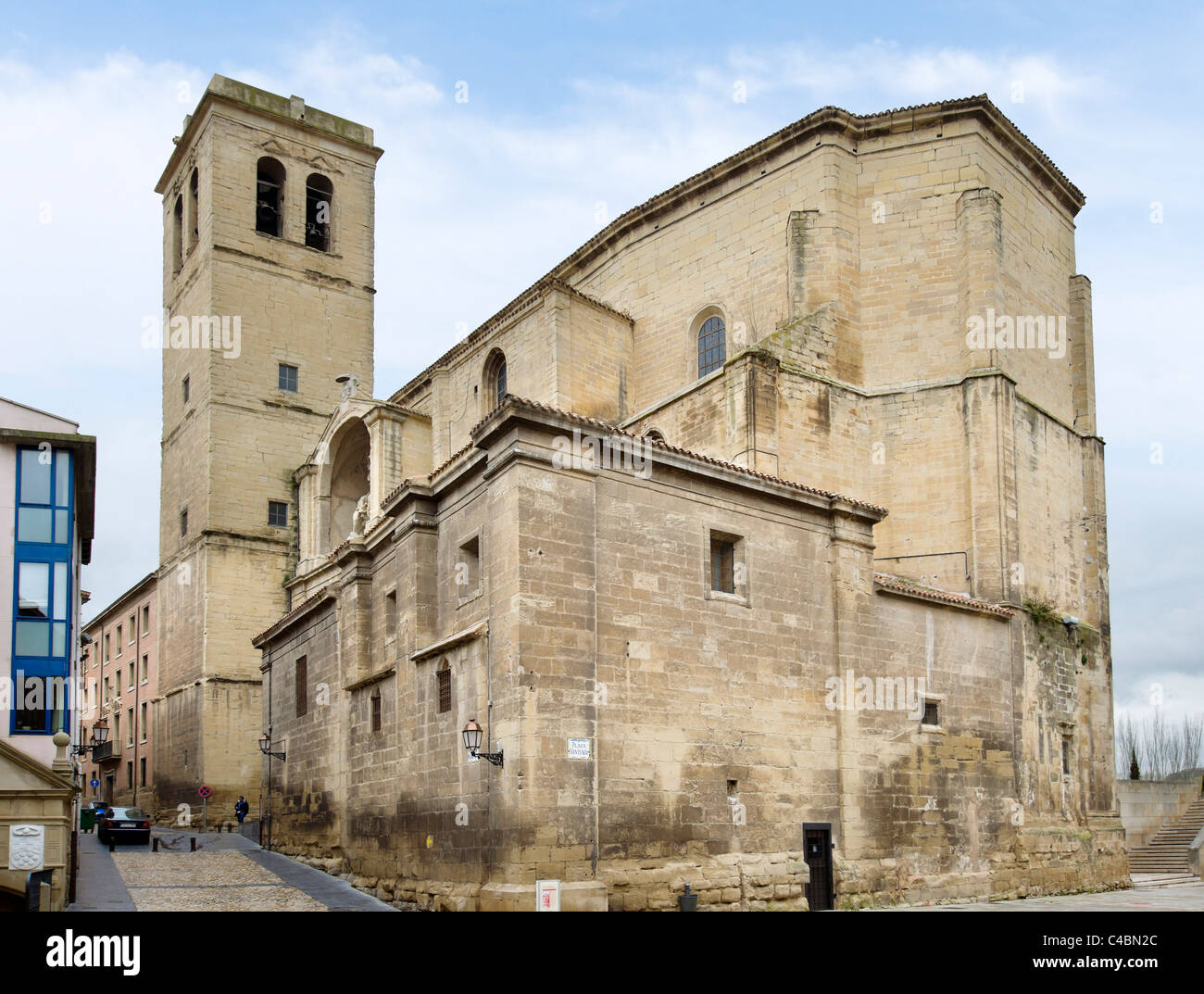 La iglesia de St James (Iglesia de Santiago el real) desde la Plaza de Santiago, Logroño, La Rioja, España Foto de stock