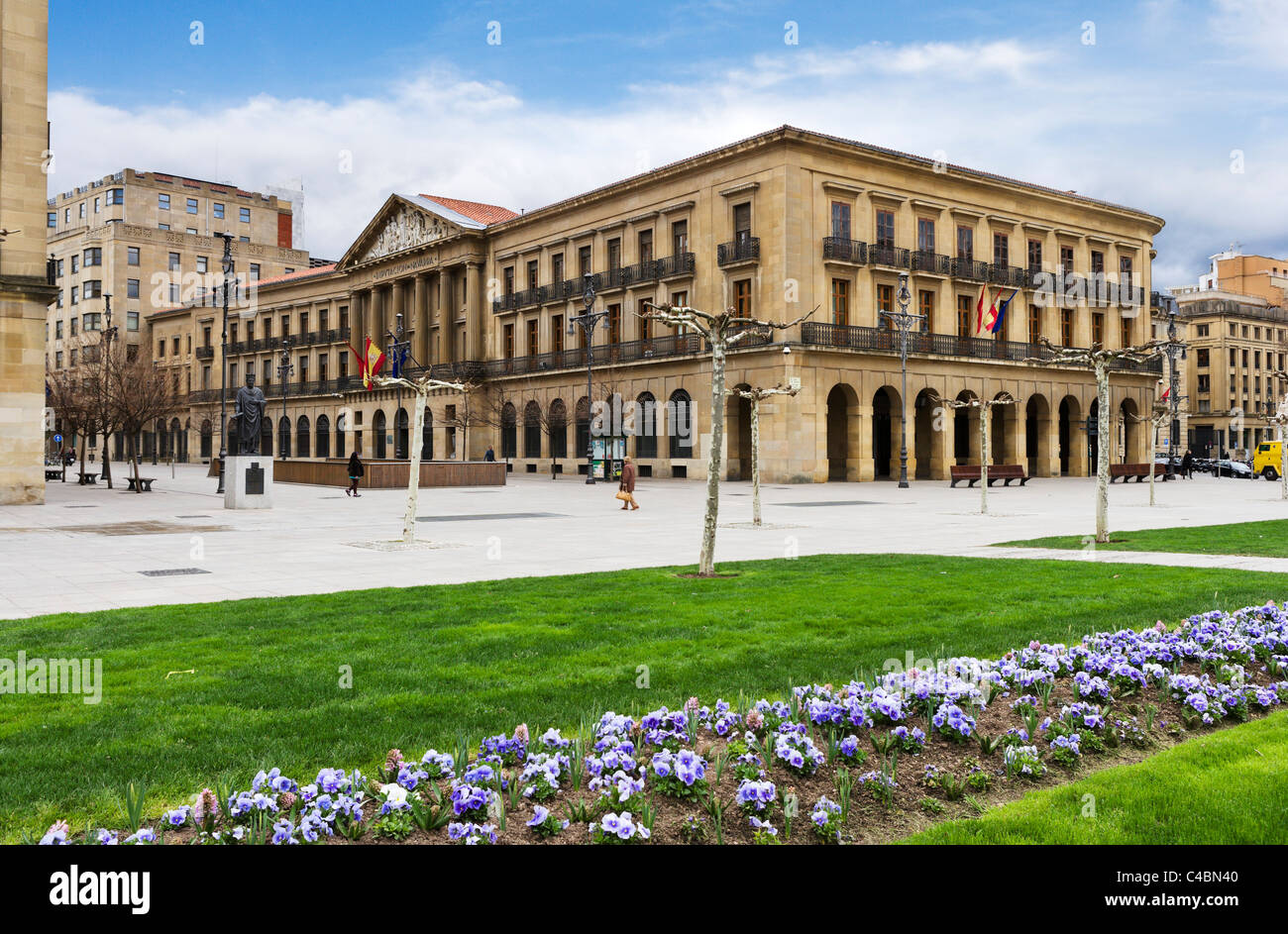 Palacio de Navarra (parlamento regional), la Plaza del Castillo en el casco histórico de la ciudad (Casco Viejo), Pamplona, Navarra, España Foto de stock