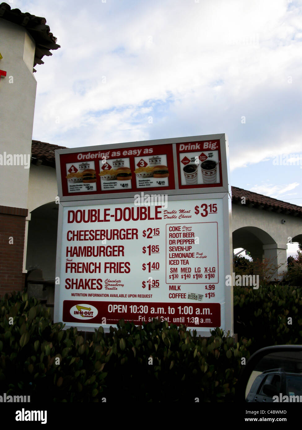 tablero-del-men-del-drive-thru-fotograf-as-e-im-genes-de-alta