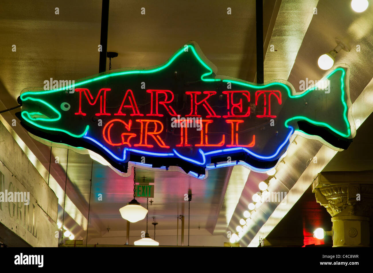 Cartel de neón de colores en forma de pez, Pike Place Market, Seattle, Washington, EE.UU. Foto de stock