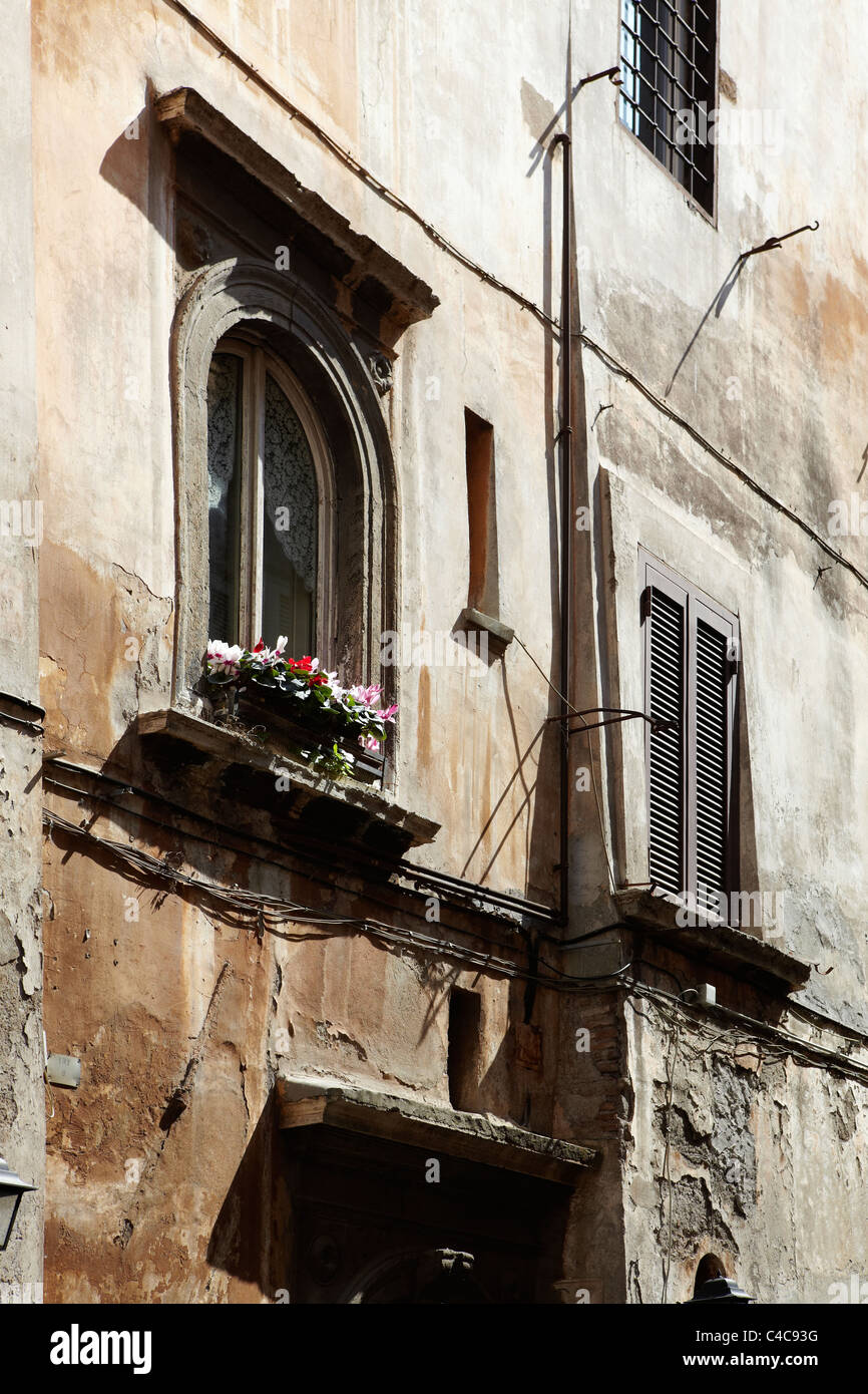 Detalles arquitectónicos de las callejuelas de Roma, Italia Foto de stock