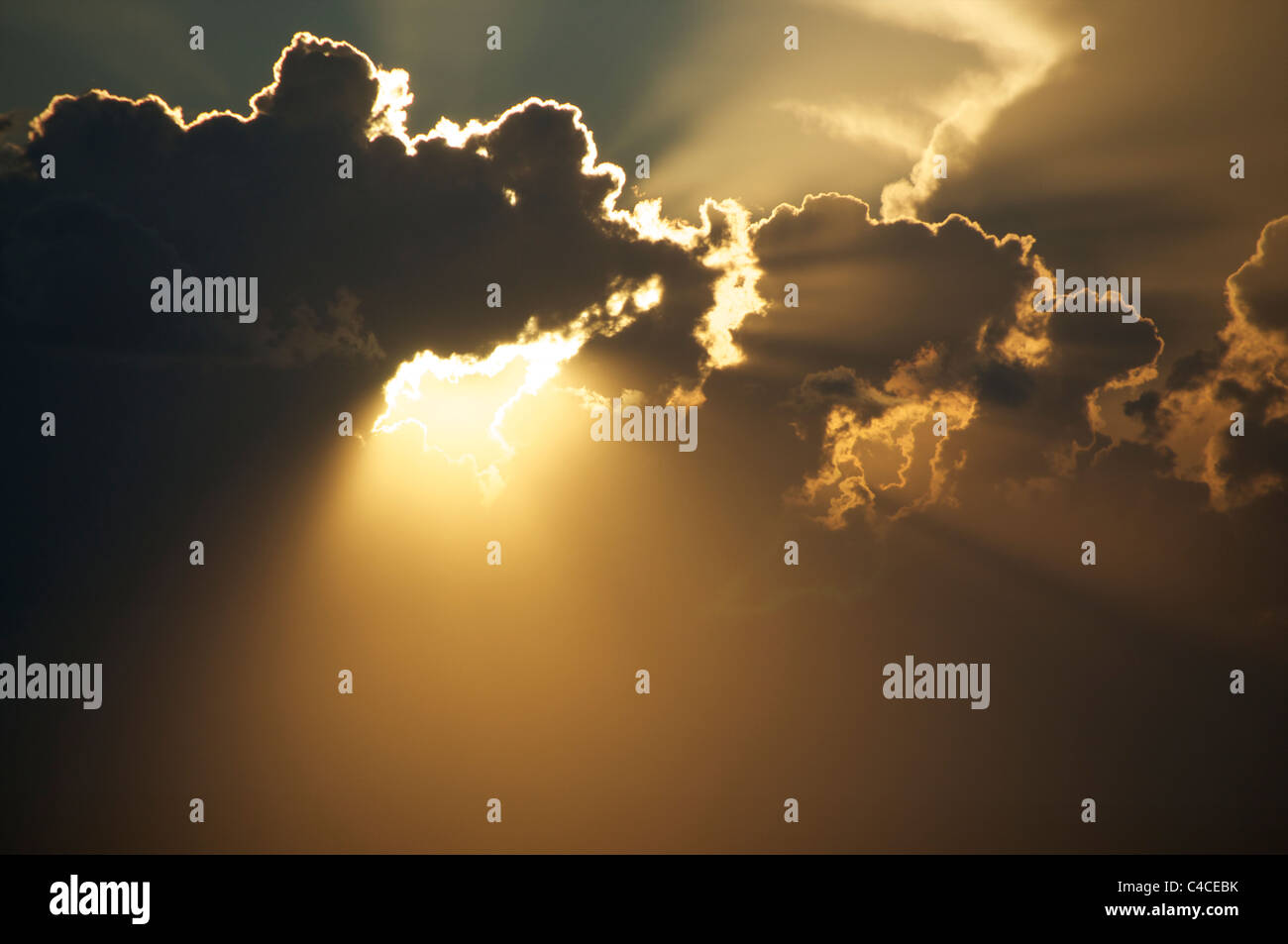Dramático drama sobrecogedor de puesta de sol a través de la cloud Foto de stock