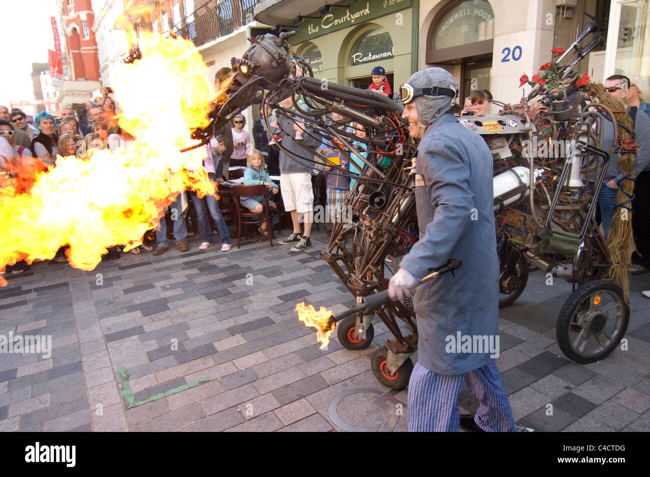Un artista de calle con su aliento de fuego Iron Horse durante el 2011 Brighton Festival Fringe Foto de stock