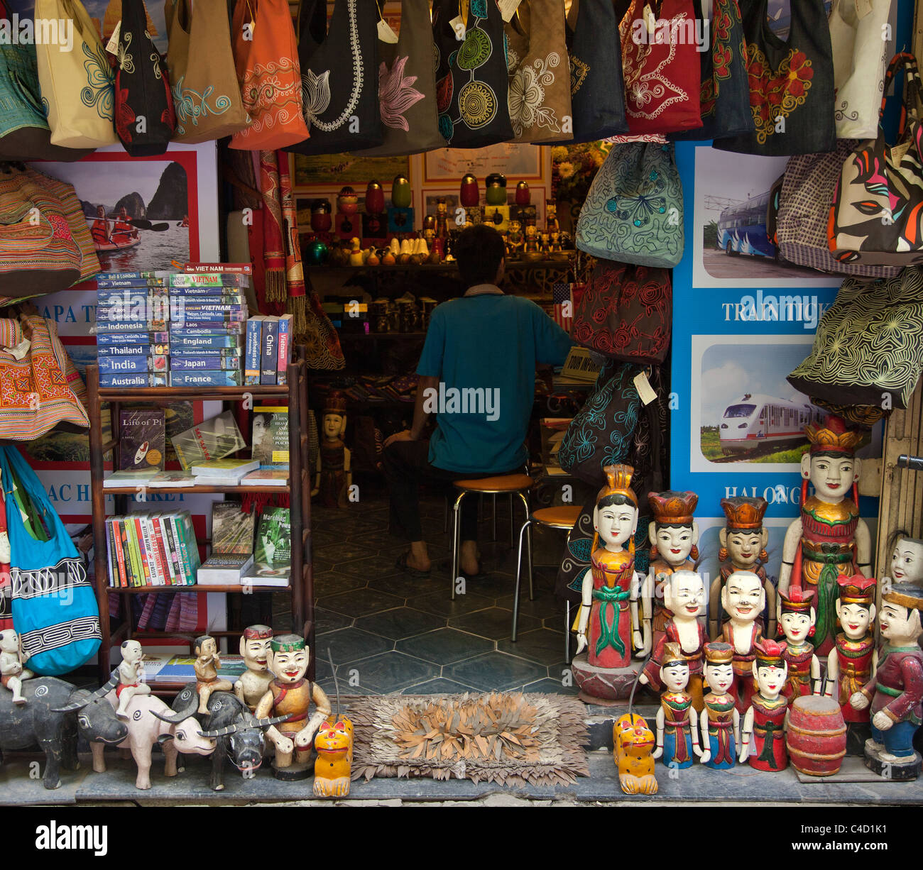 Vietnam del Norte, a las embarcaciones turísticas Shop vendiendo sus mercancías Foto de stock