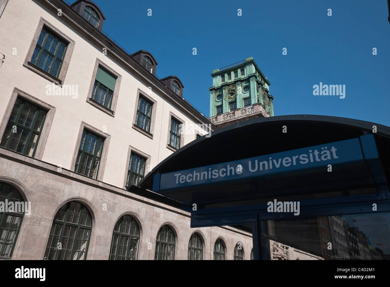 Vista de la parada de autobús fuera de la Technische Universitat, Universidad Técnica, con el edificio principal en el fondo de Munich. Foto de stock