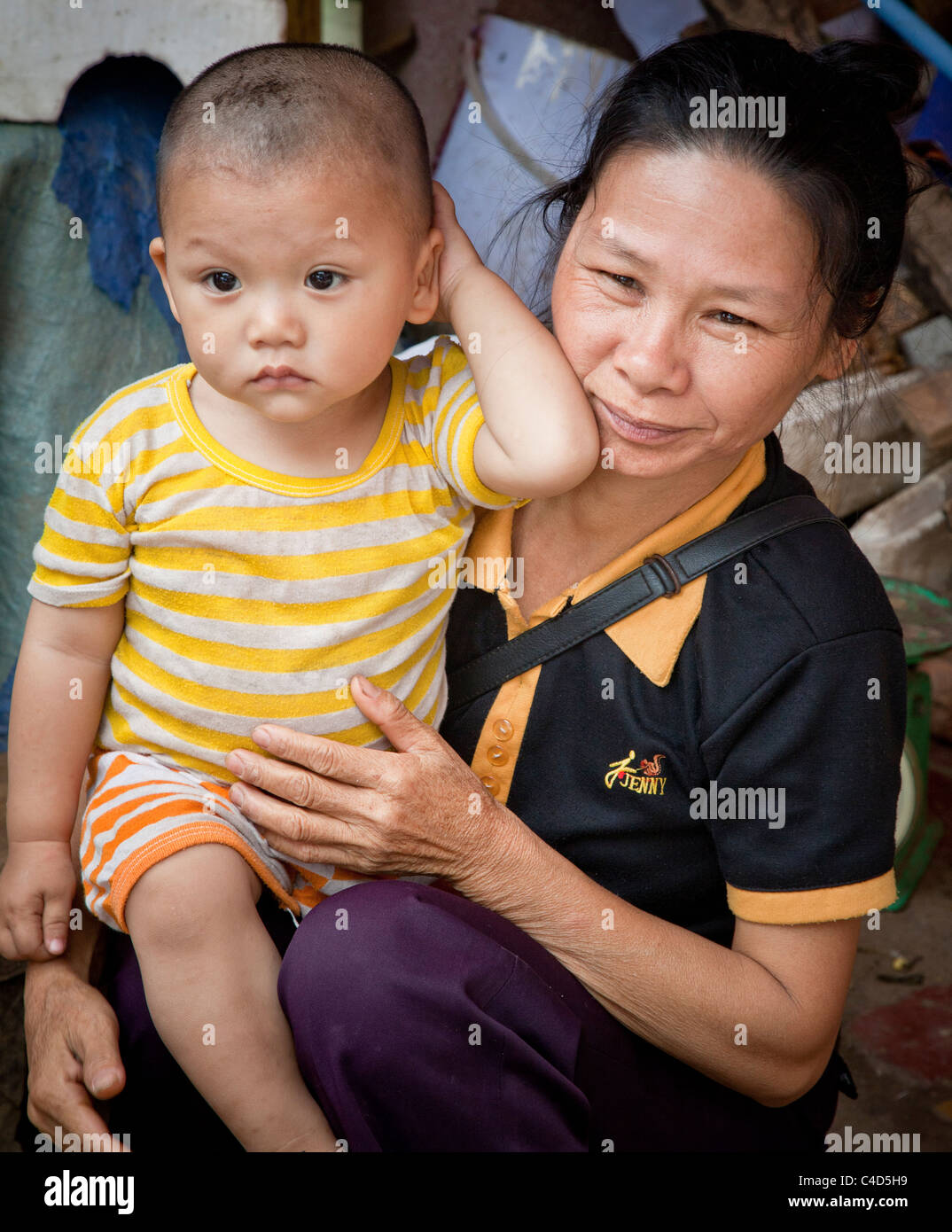 La madre y el niño vietnamita Foto de stock