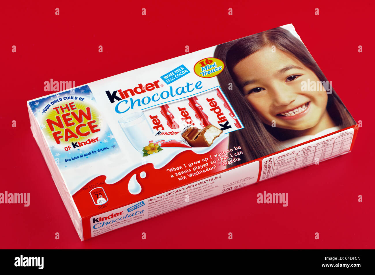 Pack de 16 Kinder mini trata barras cubiertas de chocolate Foto de stock