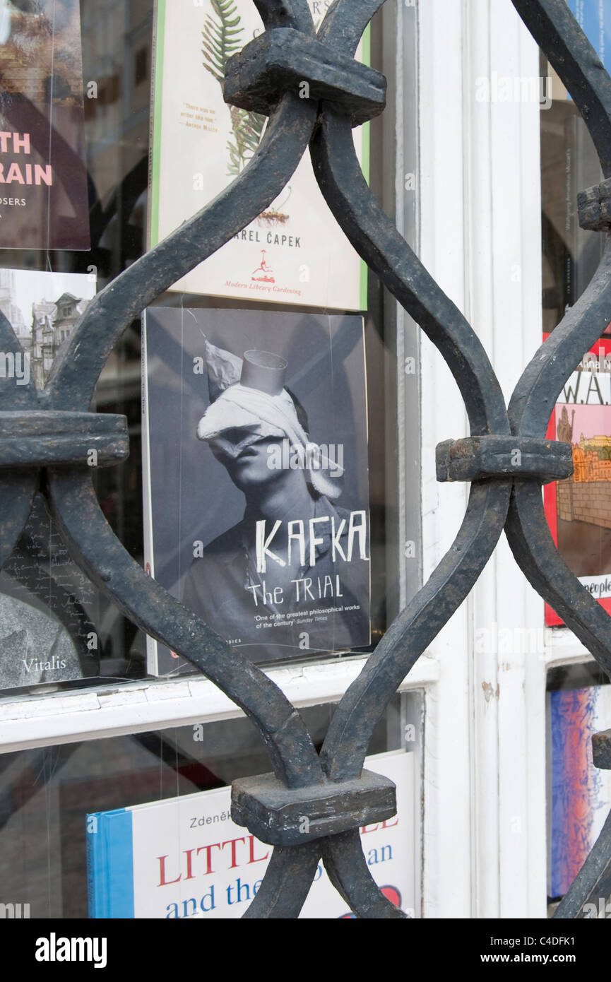 Una librería que vende libros checa y de Europa oriental, incluidos libros de Franz Kafka, en la Plaza de la Ciudad Vieja de Praga Foto de stock