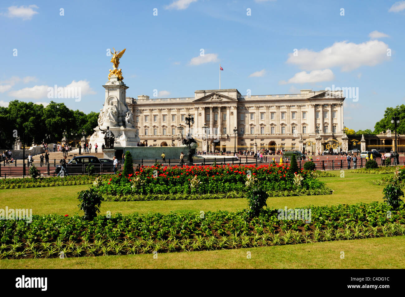 El Palacio de Buckingham y el Victoria Memorial, Londres, Inglaterra, Reino Unido. Foto de stock