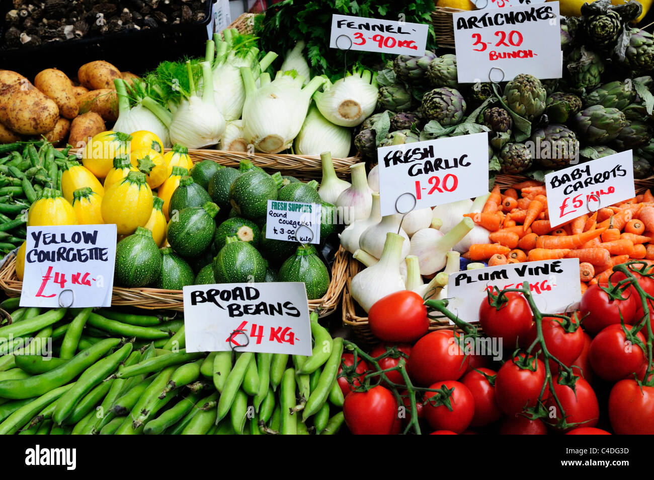 Pantalla calada de verduras en el mercado Borough Market, Southwark, Londres, Inglaterra, Reino Unido. Foto de stock