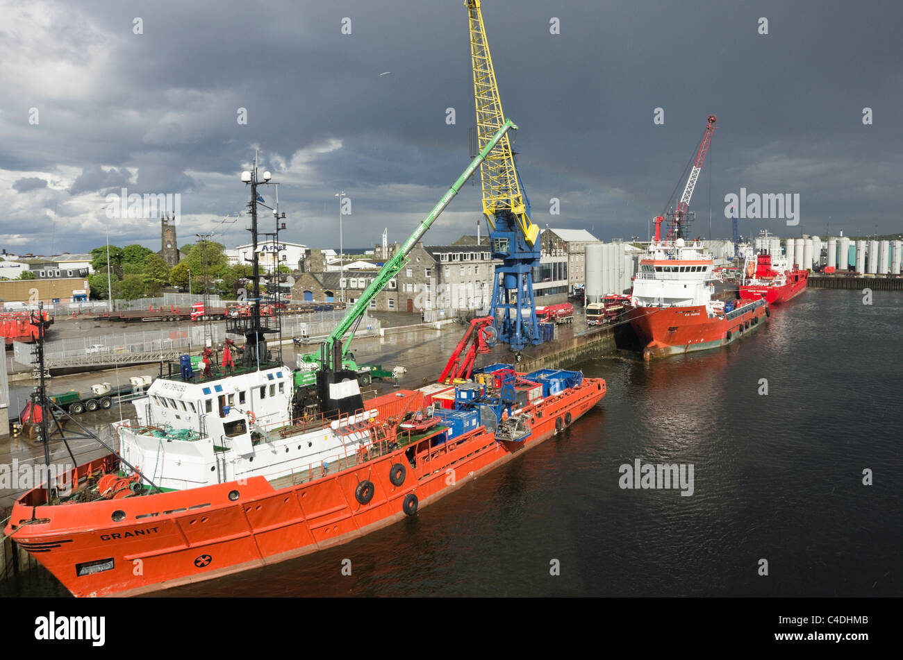 Los barcos atracados en el puerto de suministro de las plataformas para la industria petrolera frente a las costas del Mar del Norte. Aberdeen, aberdeenshire, Escocia, Reino Unido, Gran Bretaña Foto de stock