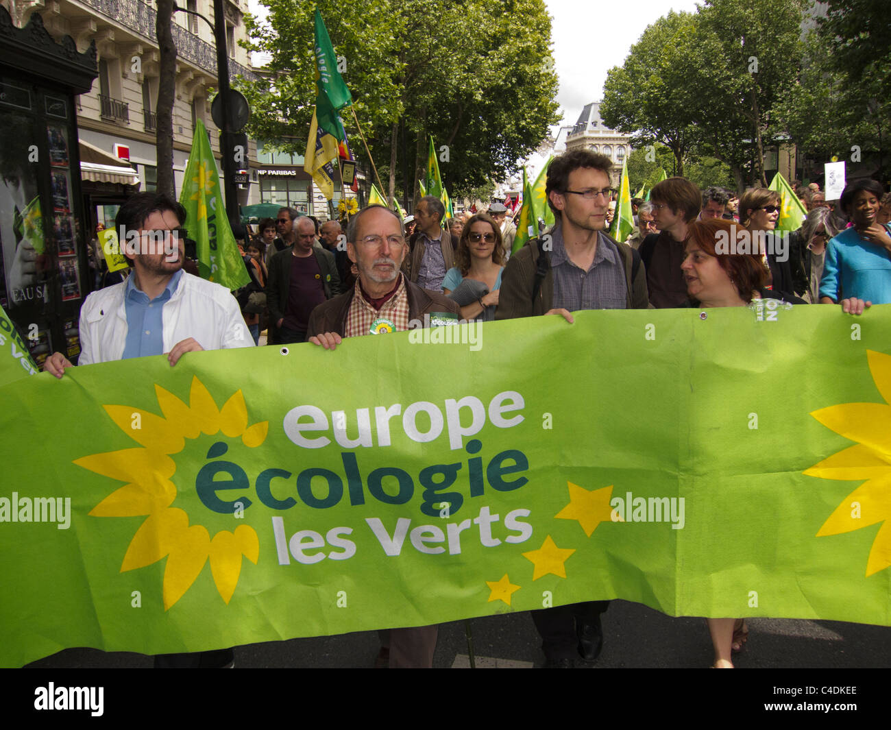 París, Francia, el francés manifestación contra la Energía Nuclear, partido político ambiental, "Europe Ecologie Les Verts' marchando Foto de stock
