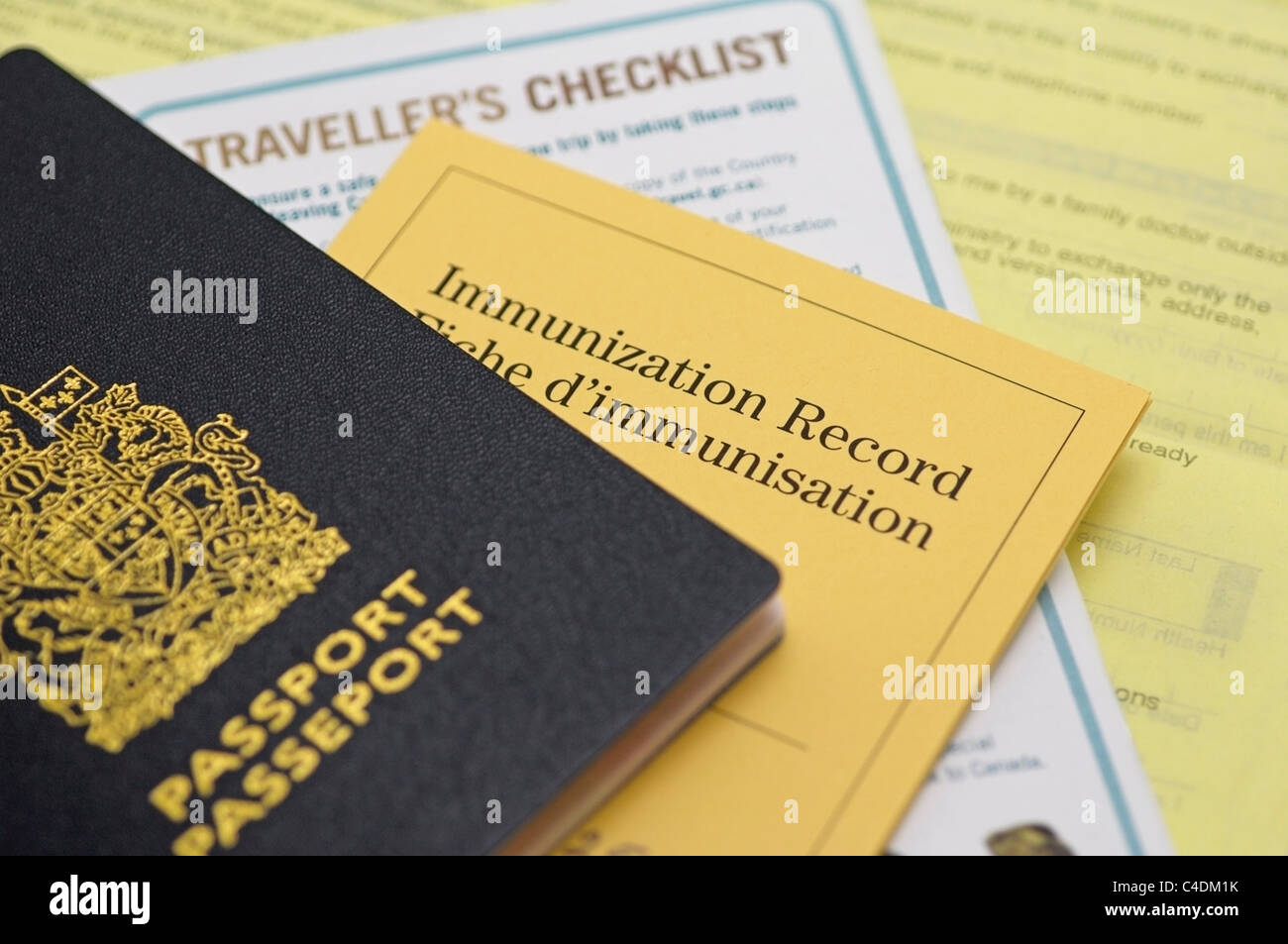 Pasaporte, registro de vacunas y Viajes Lista, Canadian Foto de stock
