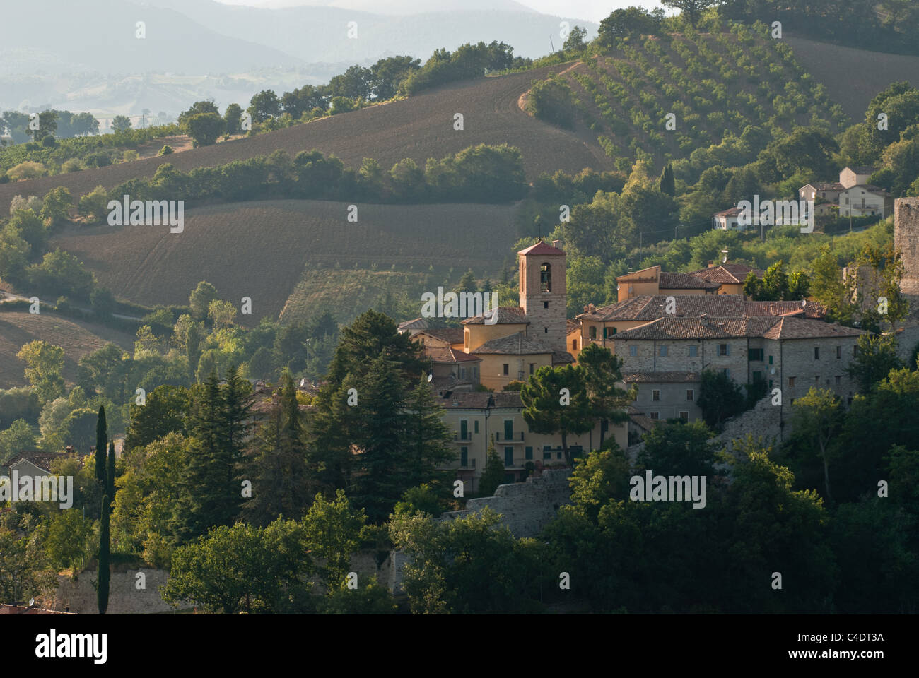Vista de la cima de la colina en la aldea de Le Marche, Italia Foto de stock