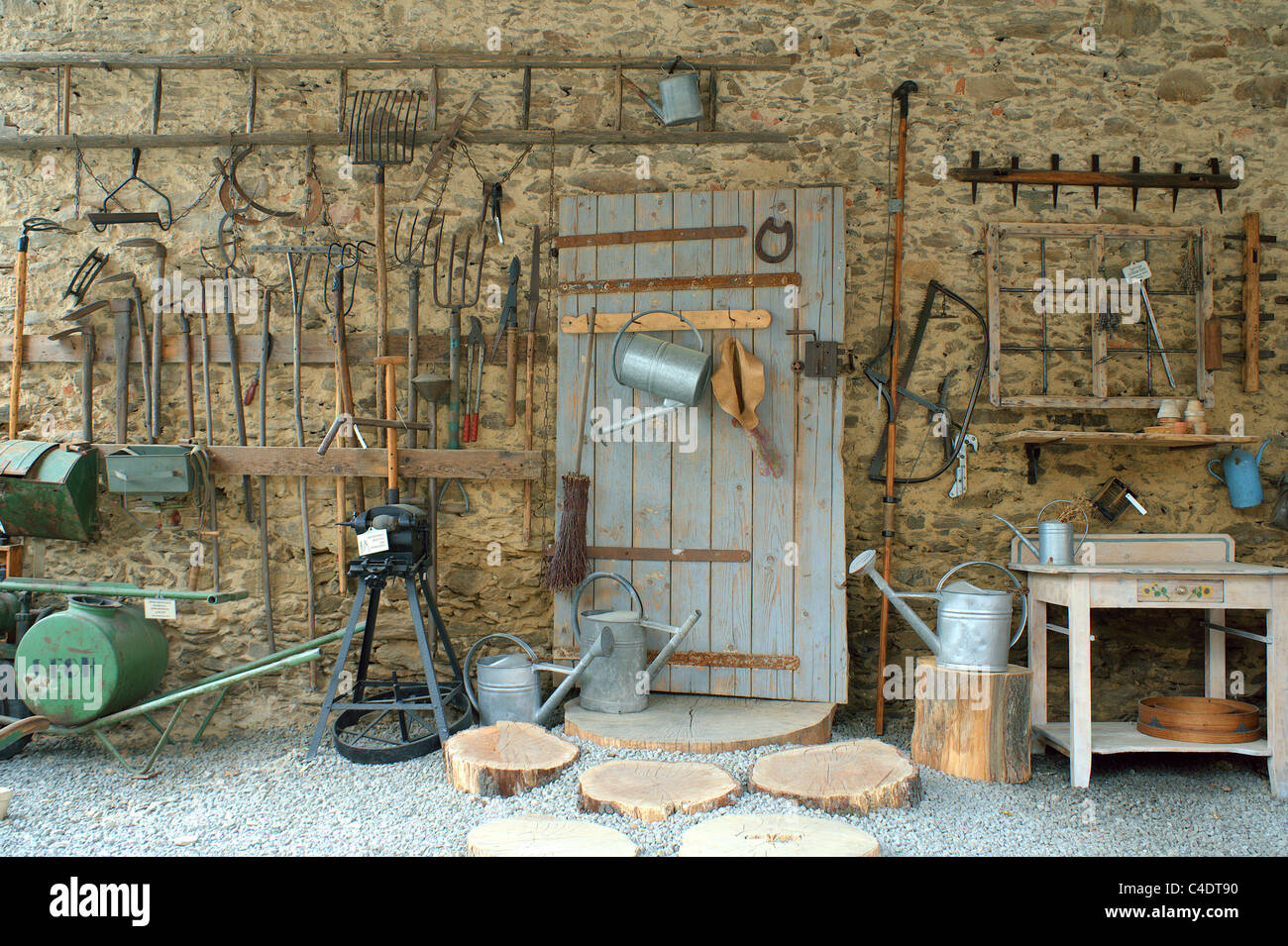 Jardinero viejo taller del cuarto de herramientas Fotografía de stock -  Alamy