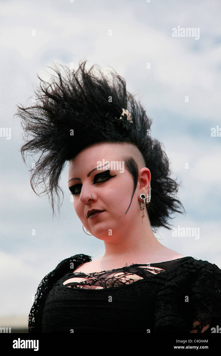 Un Entusiasta De La Gotica Con Peinado Mohawk Adicionadas Con Gel En El Wave Gothic Treffen Festival Anual Para Dark De Musica Y Artes En La Ciudad De Leipzig En Alemania Fotografia