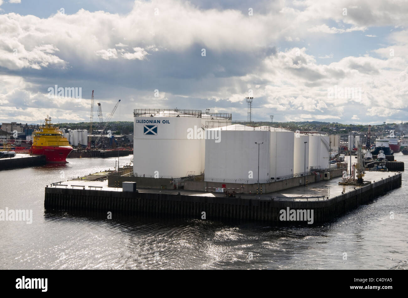 El punto derecho, Aberdeen, aberdeenshire, Escocia, Reino Unido. Aceite de Caledonian tanques de almacenamiento para el combustible de offshore campos petrolíferos del Mar del Norte Foto de stock