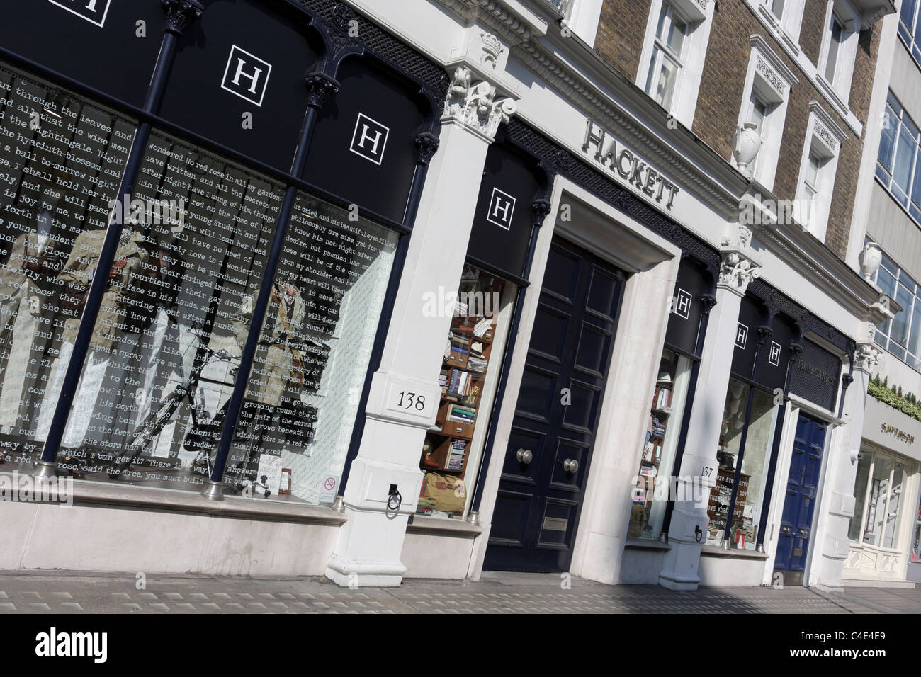 Hackett, la tienda de ropa para hombres, visto aquí en Sloane Street,  Londres Fotografía de stock - Alamy