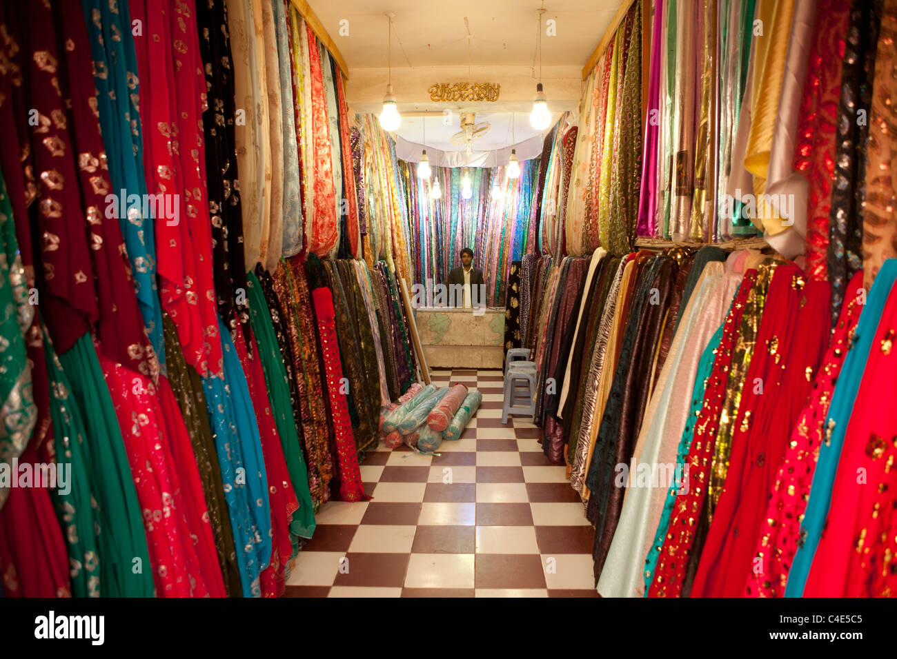 Tienda de ropa en Herat, Afganistán Foto de stock