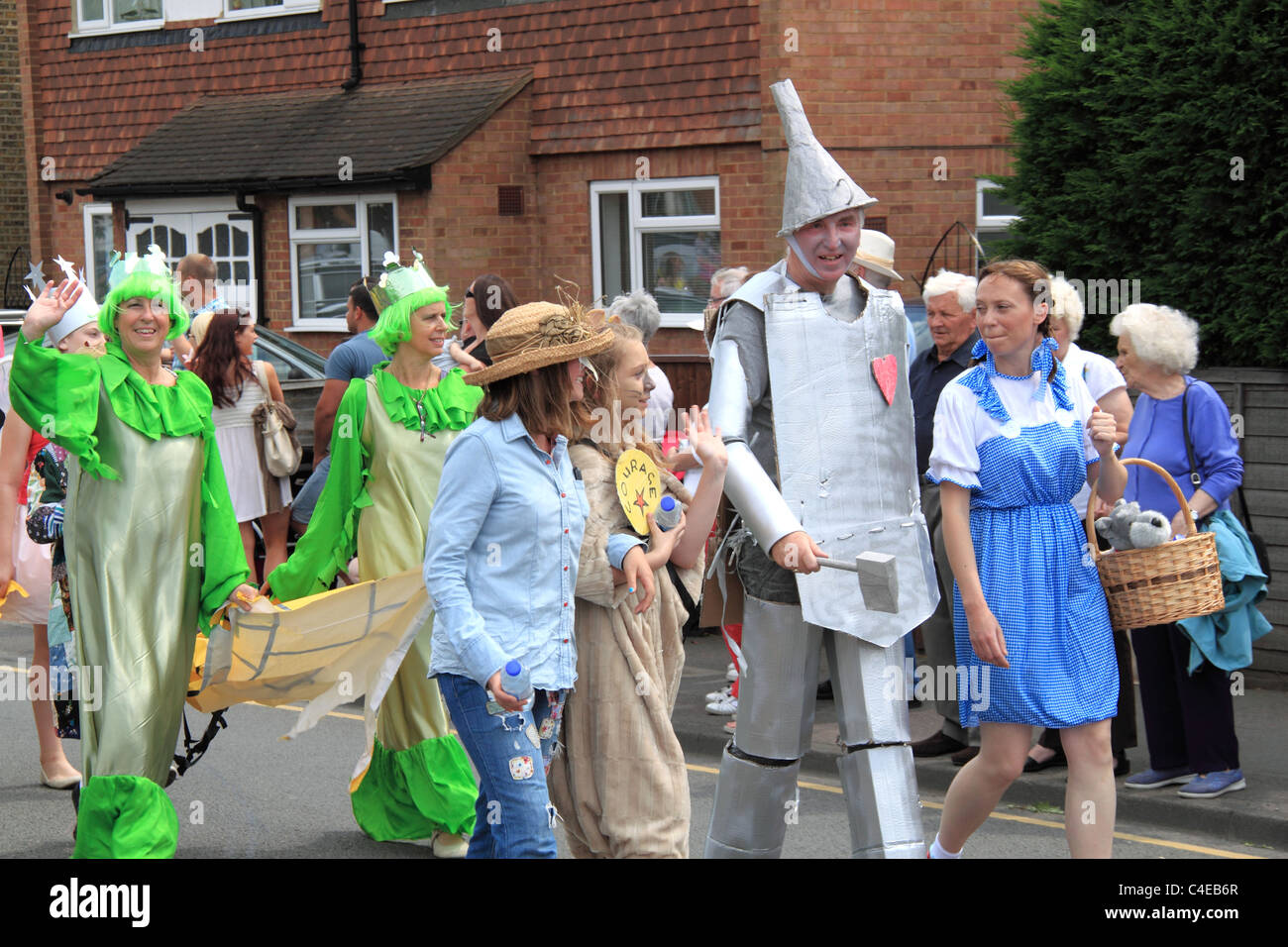 Mago de Oz coloridos disfraces en Carnaval Molesey procesión Fotografía de  stock - Alamy