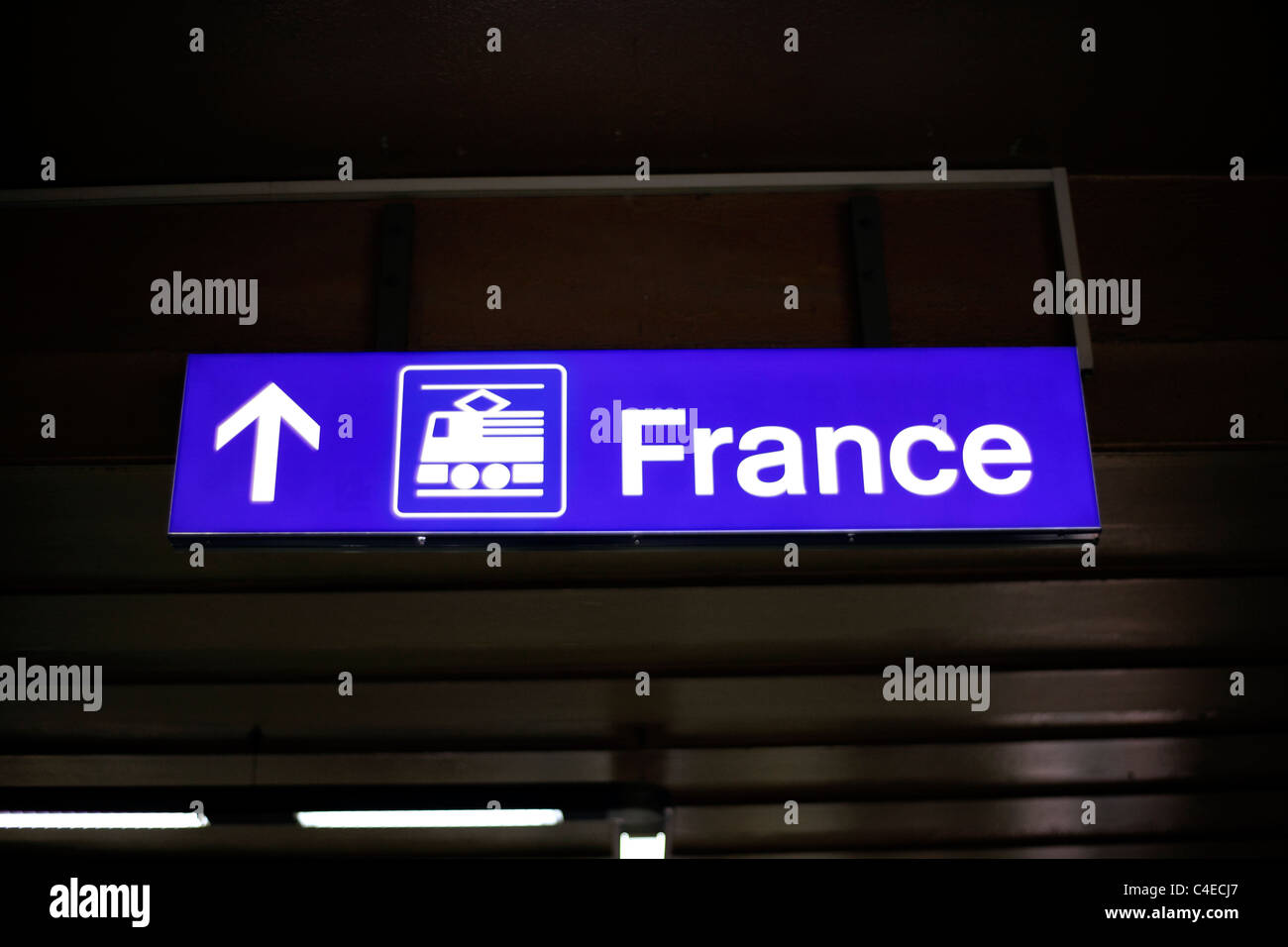 Señal de dirección para plataformas (TGV y trenes a la estación de Francia), Ginebra, Suiza. Foto de stock